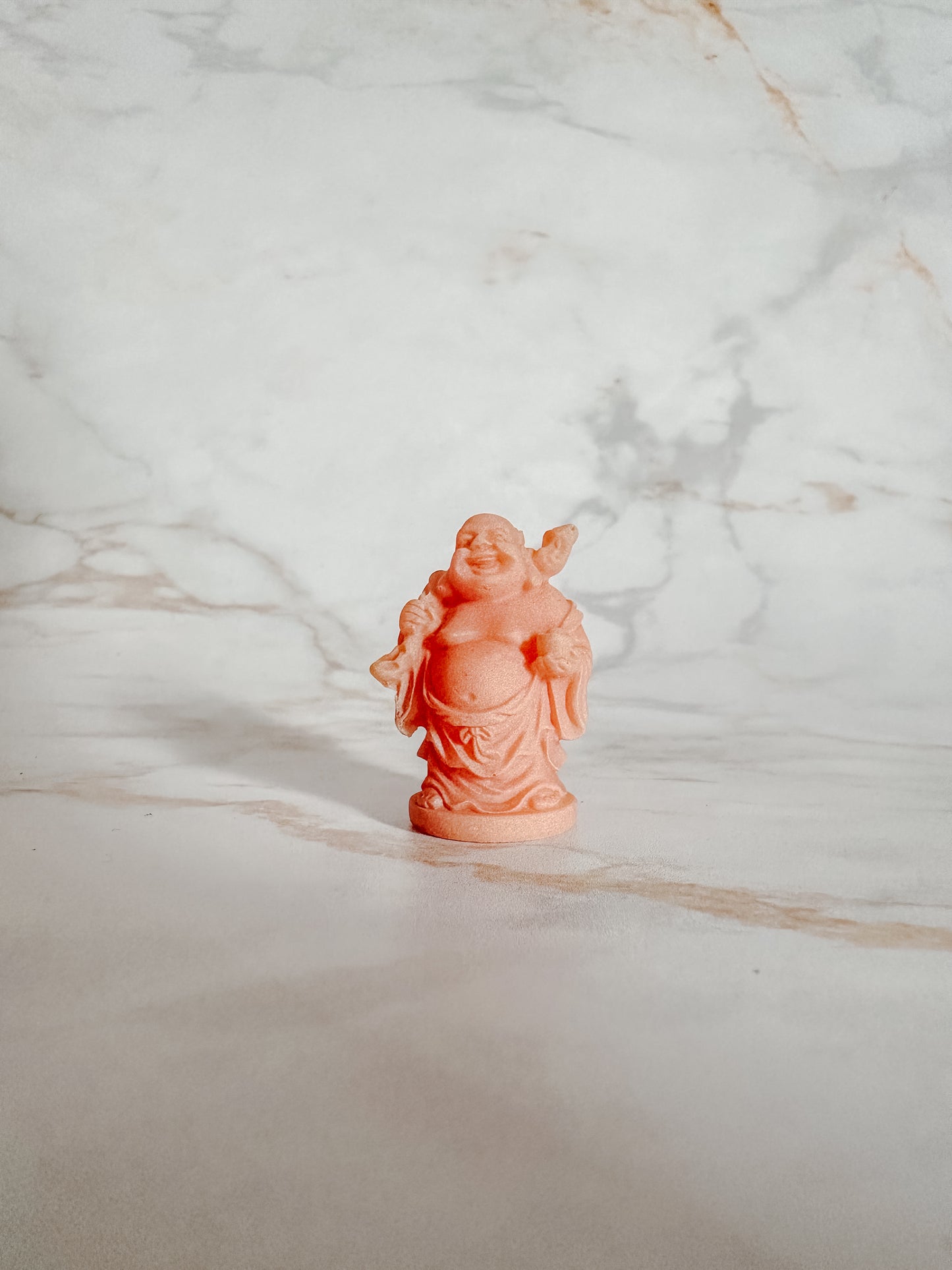Petit Bouddha Rose avec Bâton et Sac | Prospérité et Voyage