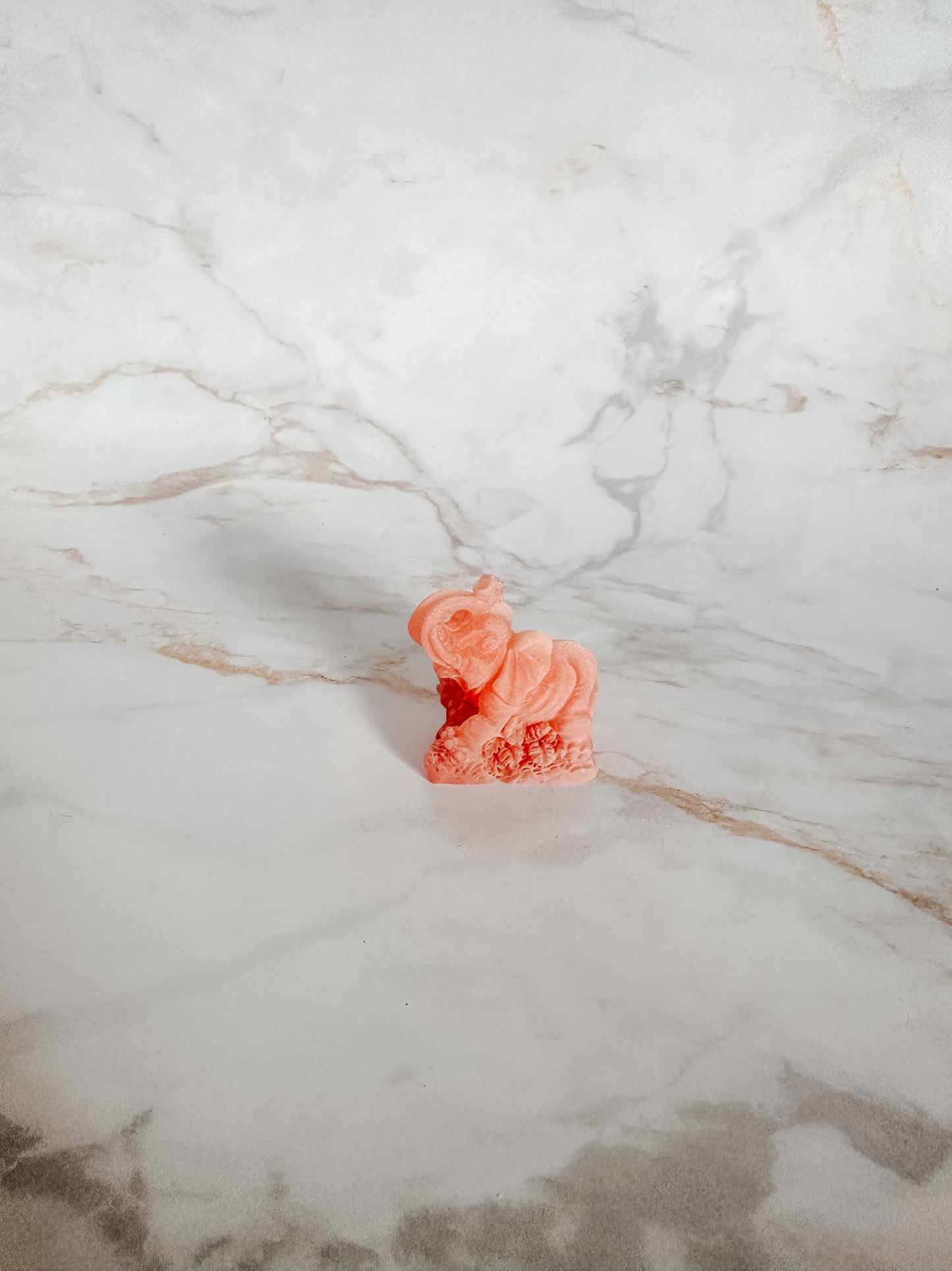 Petit Éléphant Rose Debout | Force et Élégance