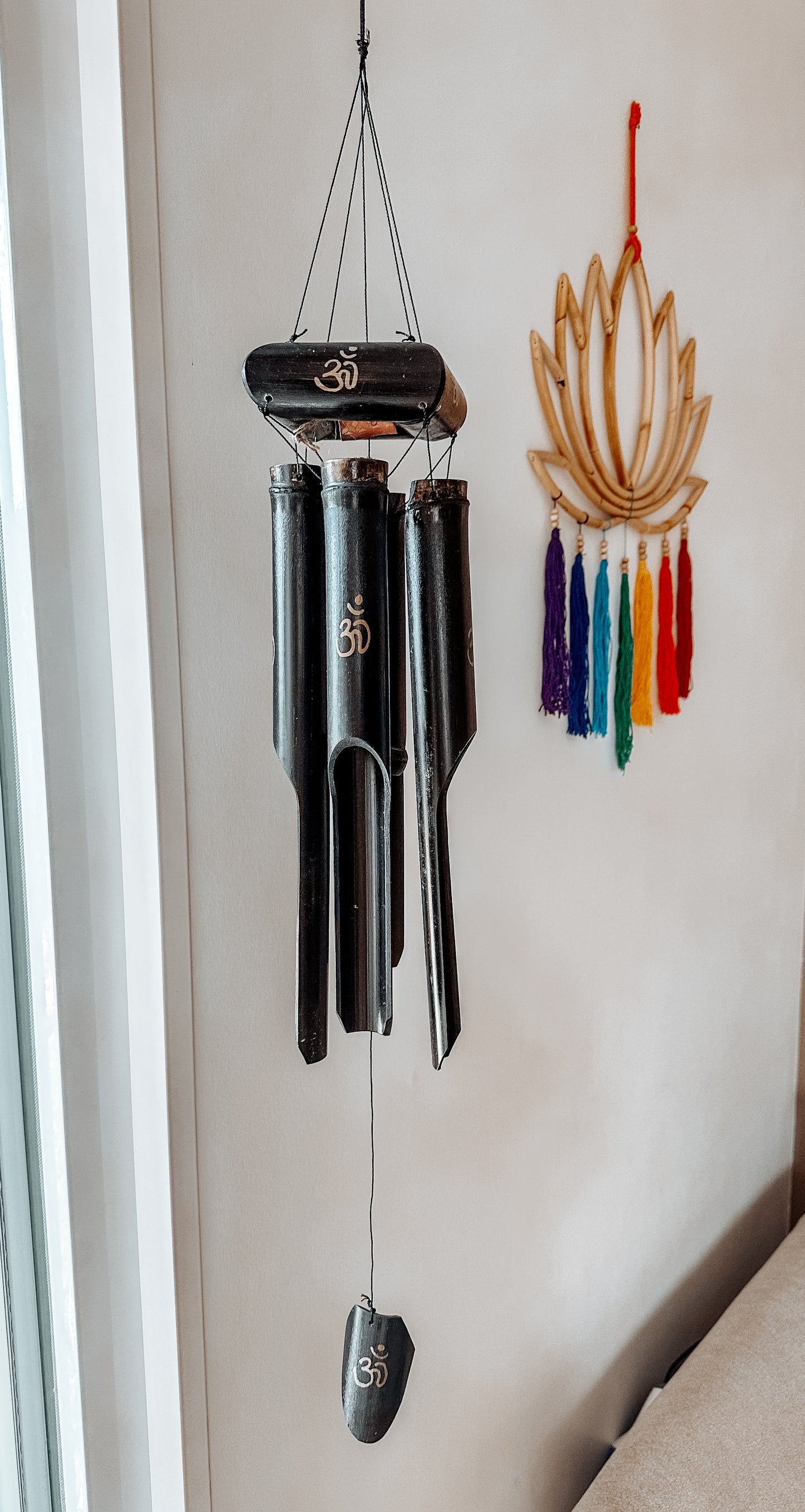 Carillon en Bambou Brun Foncé et Doré avec Motif Aum - Fait Main à Bali