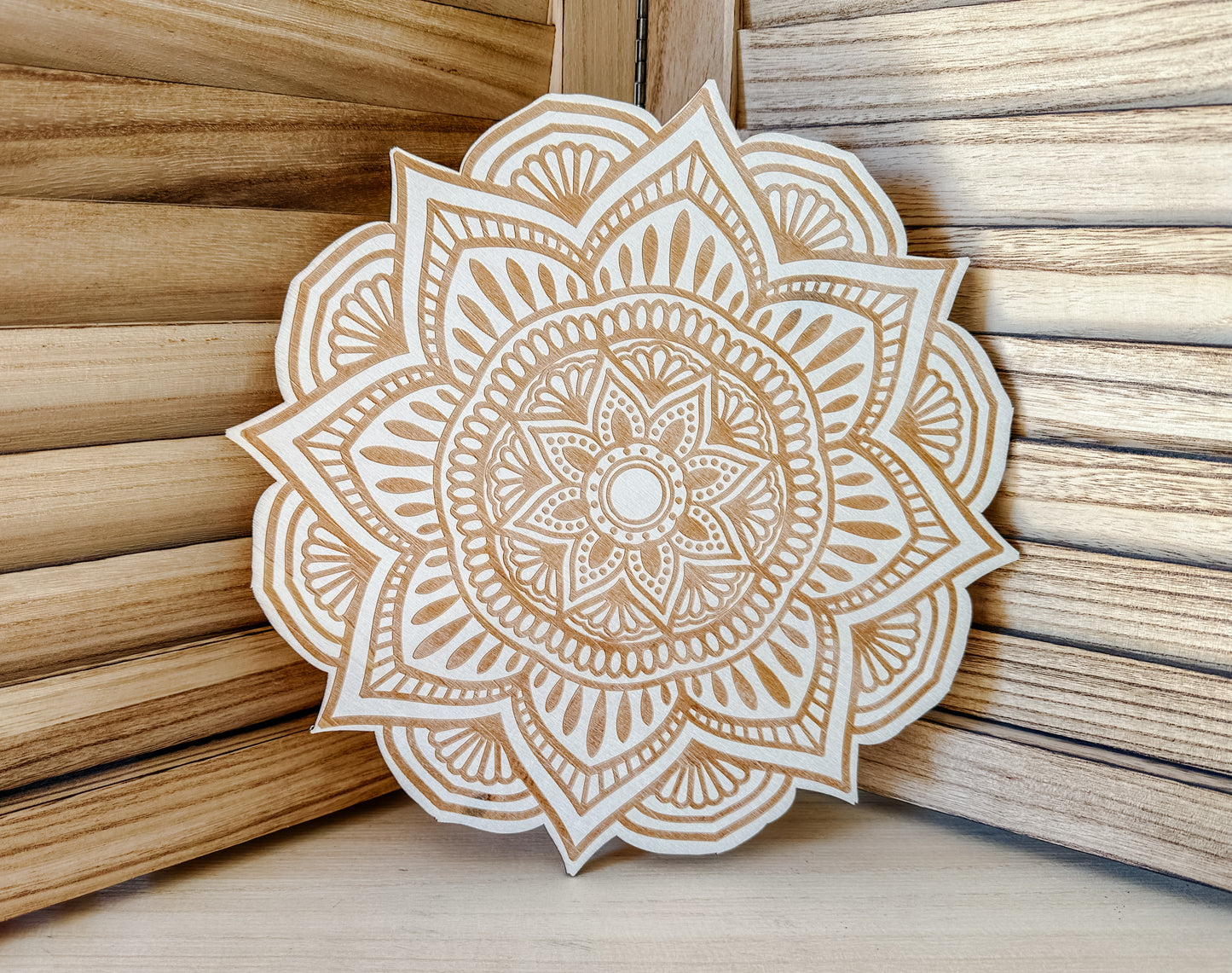 Grille Flower Mandala en Bois de Peuplier : Élégance et Harmonie