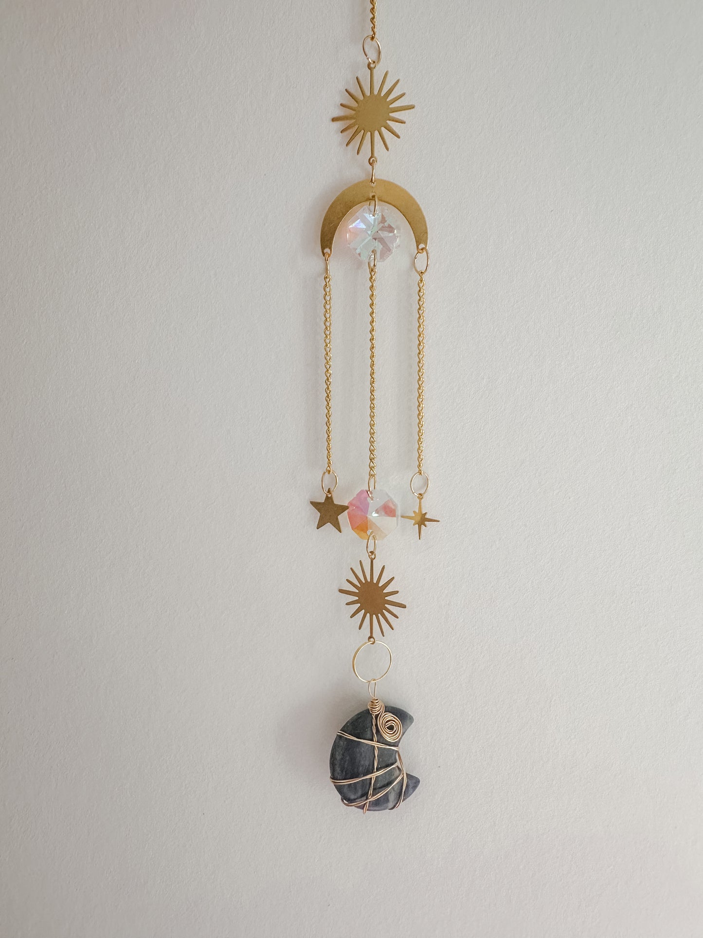 Attrape-Soleil en Pierre en Forme de Lune en Sodalite : Harmonie et Sagesse (modèle 1)