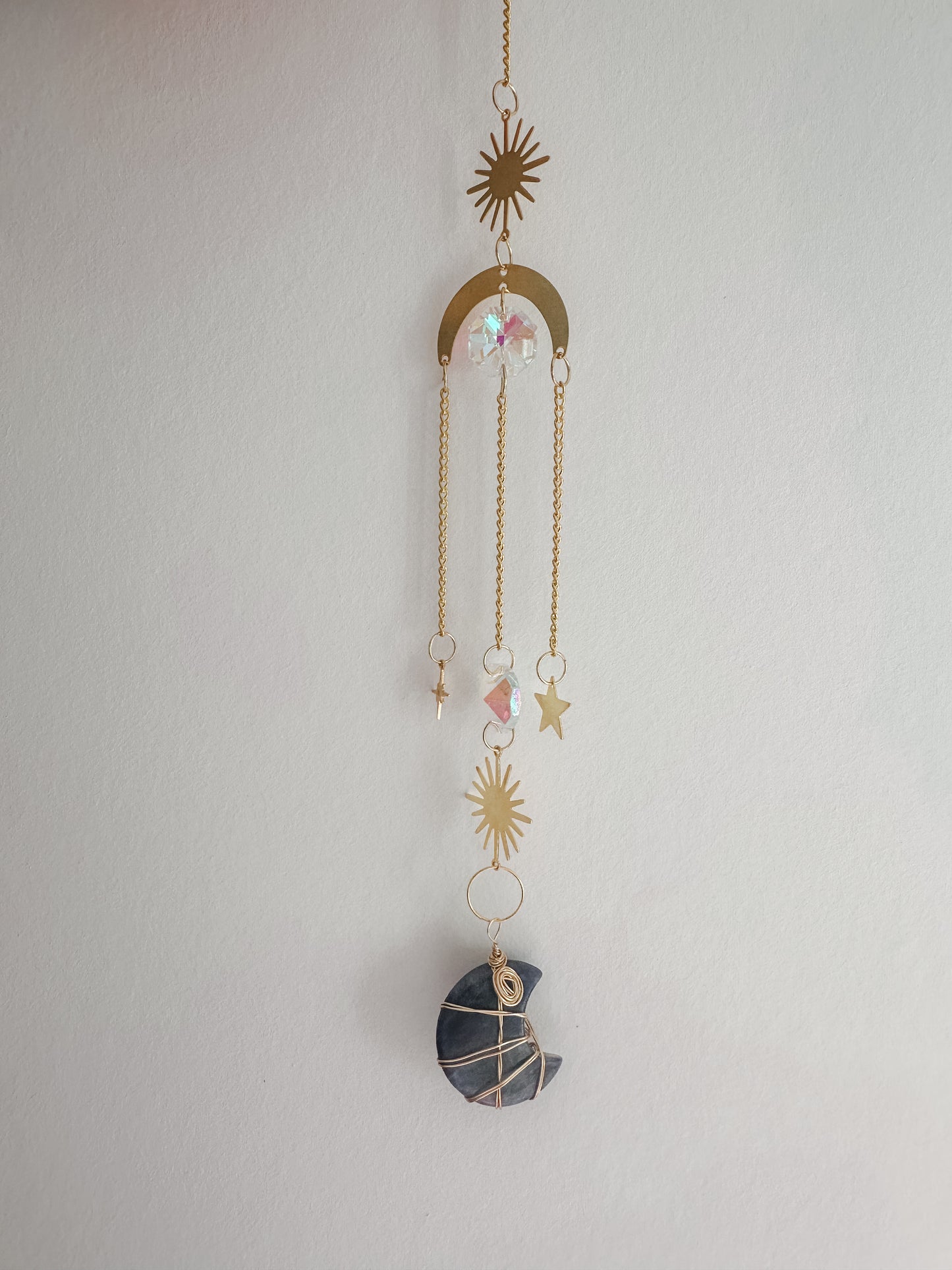 Attrape-Soleil en Pierre en Forme de Lune en Sodalite : Harmonie et Sagesse (modèle 2)