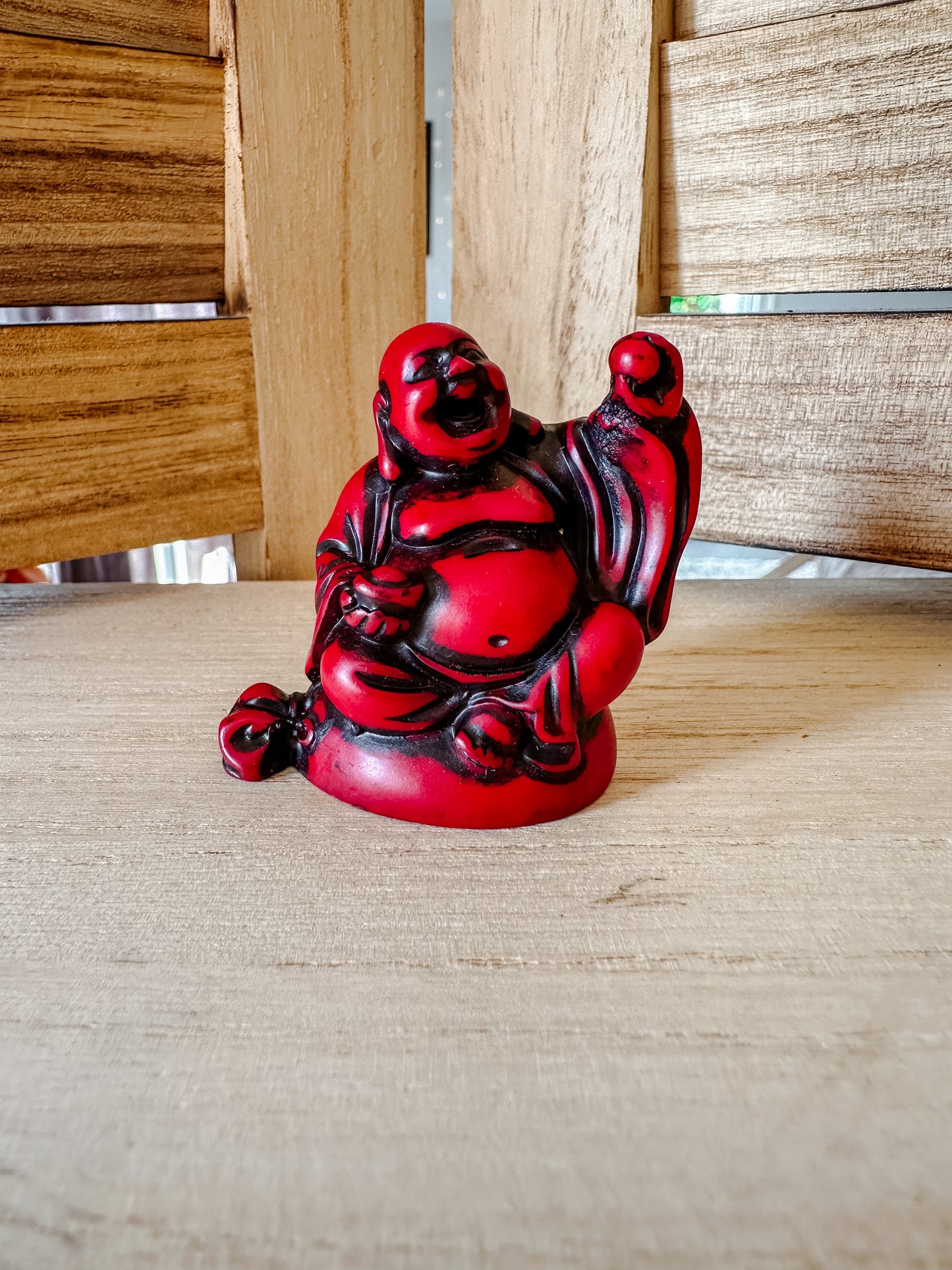 Petit Bouddha Rouge Bordeaux en Polyrésine : Sérénité et Élégance Profonde (Modèle 2)