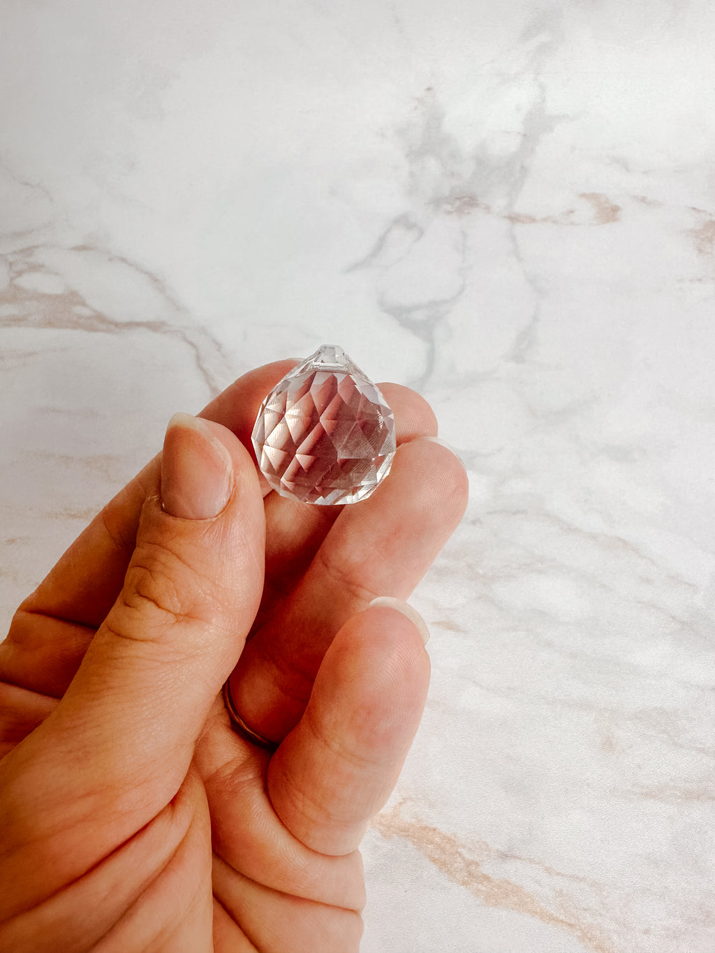 Cristal Multifacettes en Verre – 2 cm : Harmonie Énergétique pour les Petits Espaces