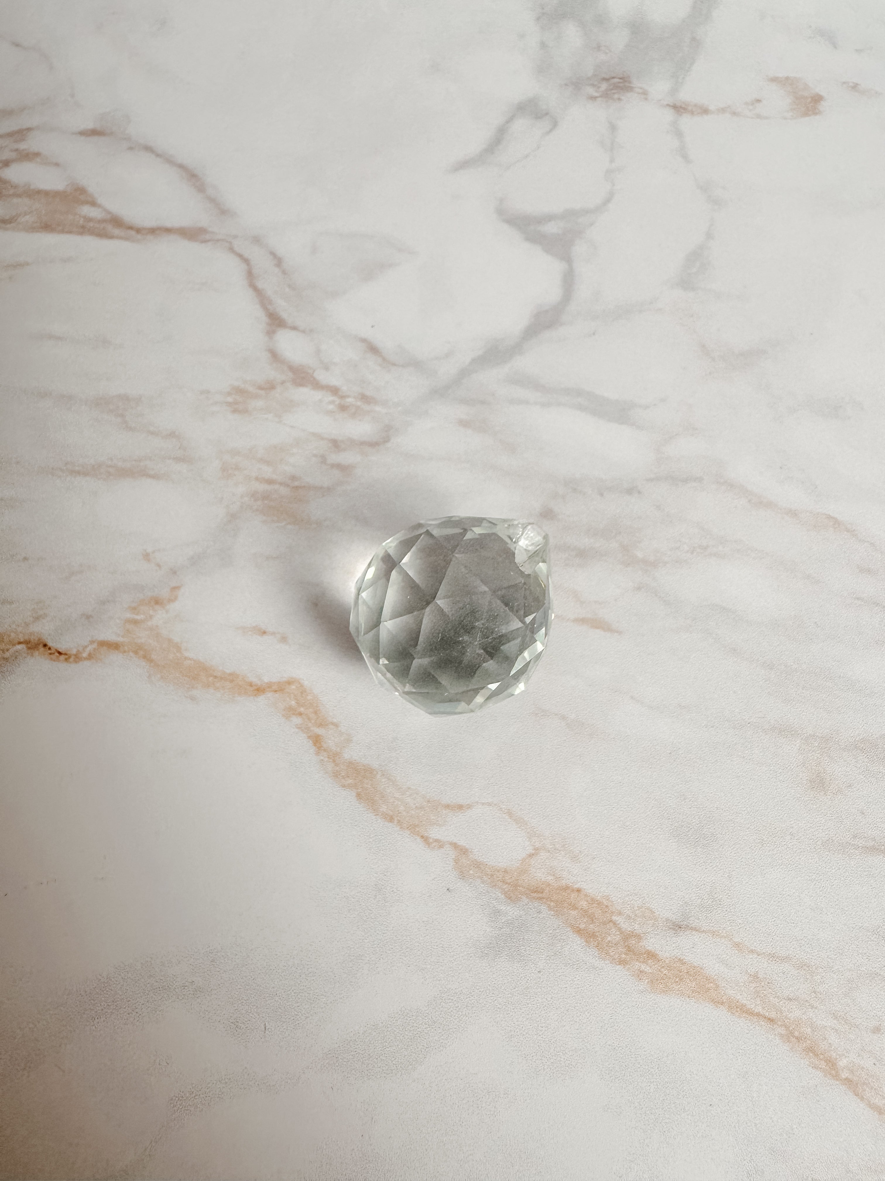 Cristal Multifacettes en Verre – 2 cm : Harmonie Énergétique pour les Petits Espaces