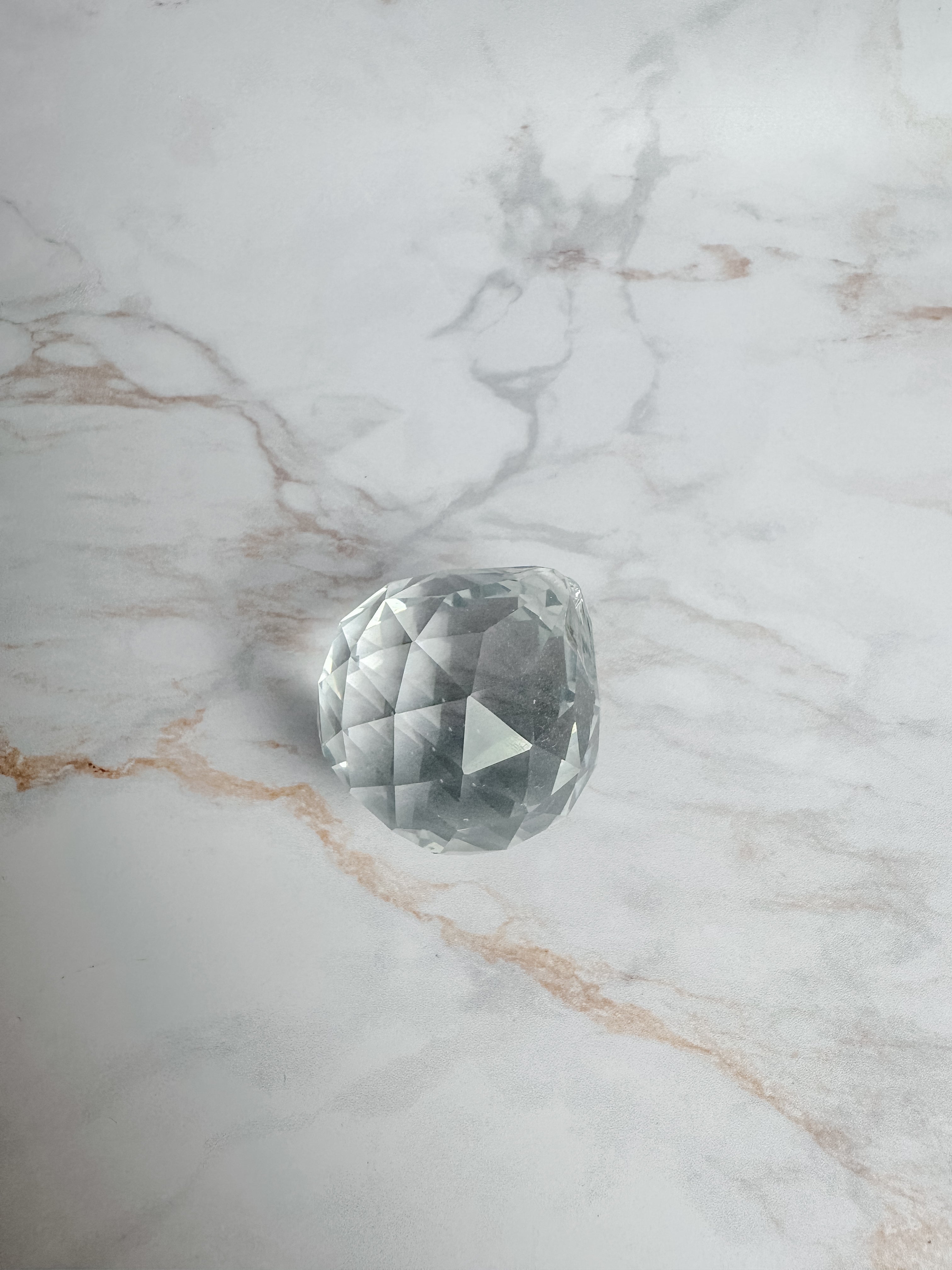 Cristal Multifacettes en Verre – 5 cm : Dynamiser le Centre de Votre Maison