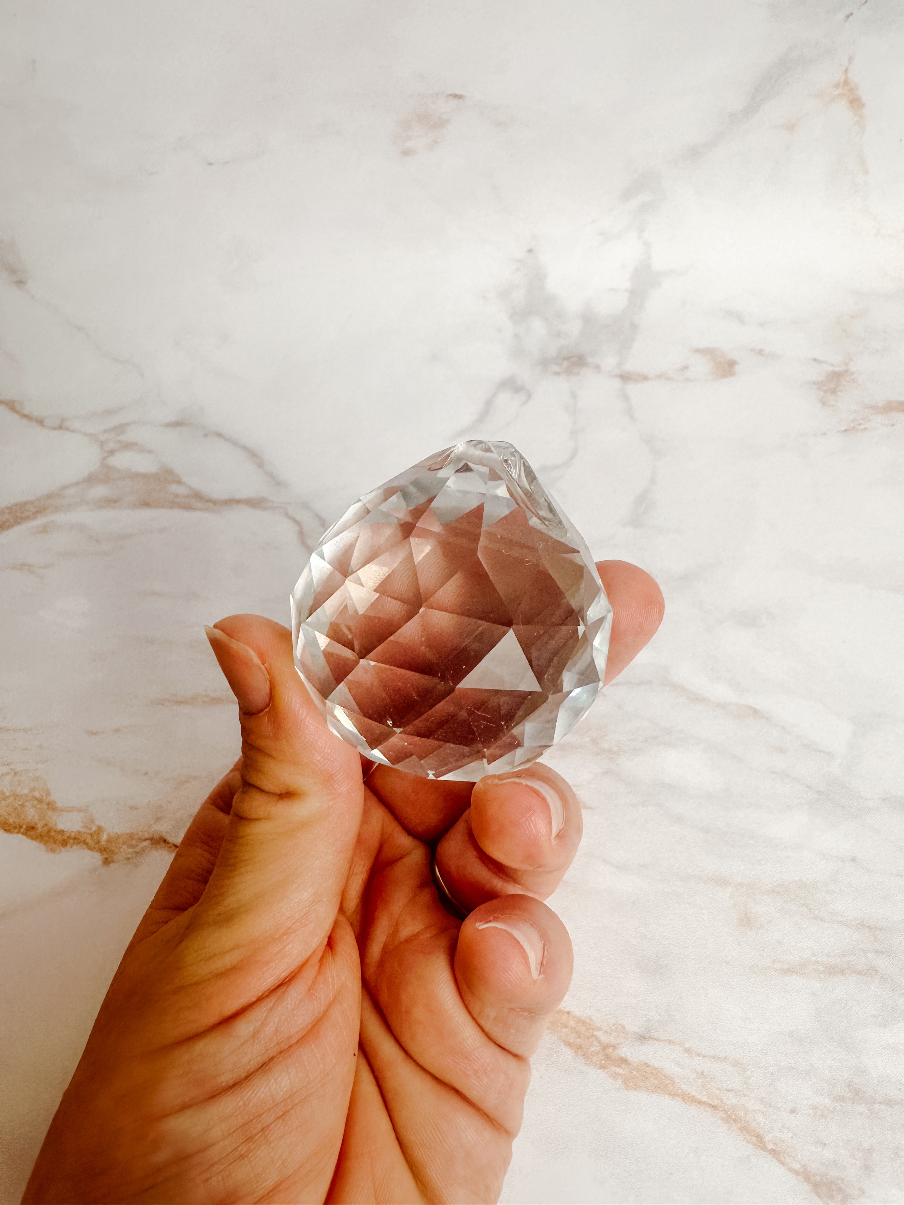 Cristal Multifacettes en Verre – 5 cm : Dynamiser le Centre de Votre Maison