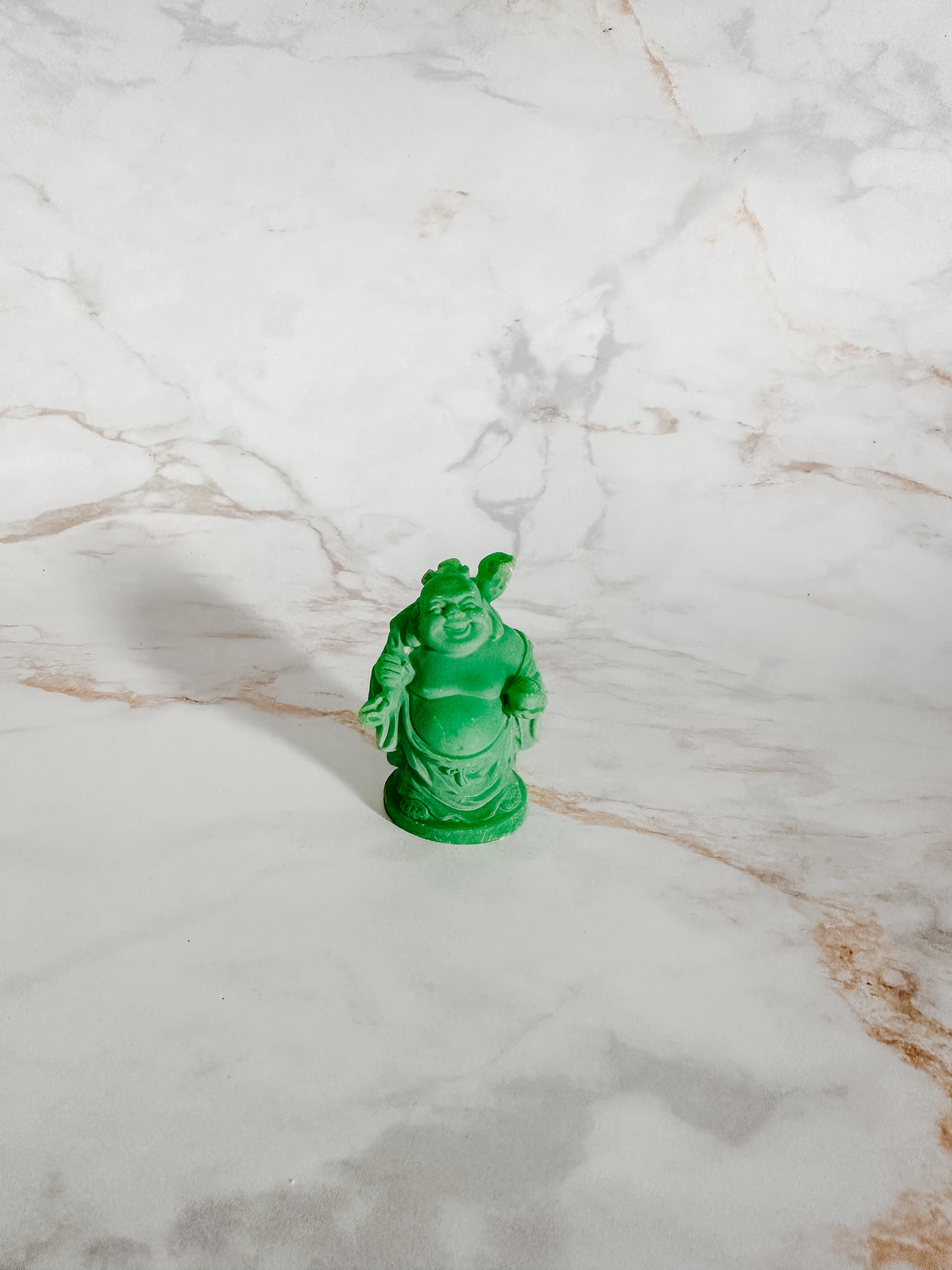 Petit Bouddha Vert avec Bâton et Sac | Prospérité et Voyage