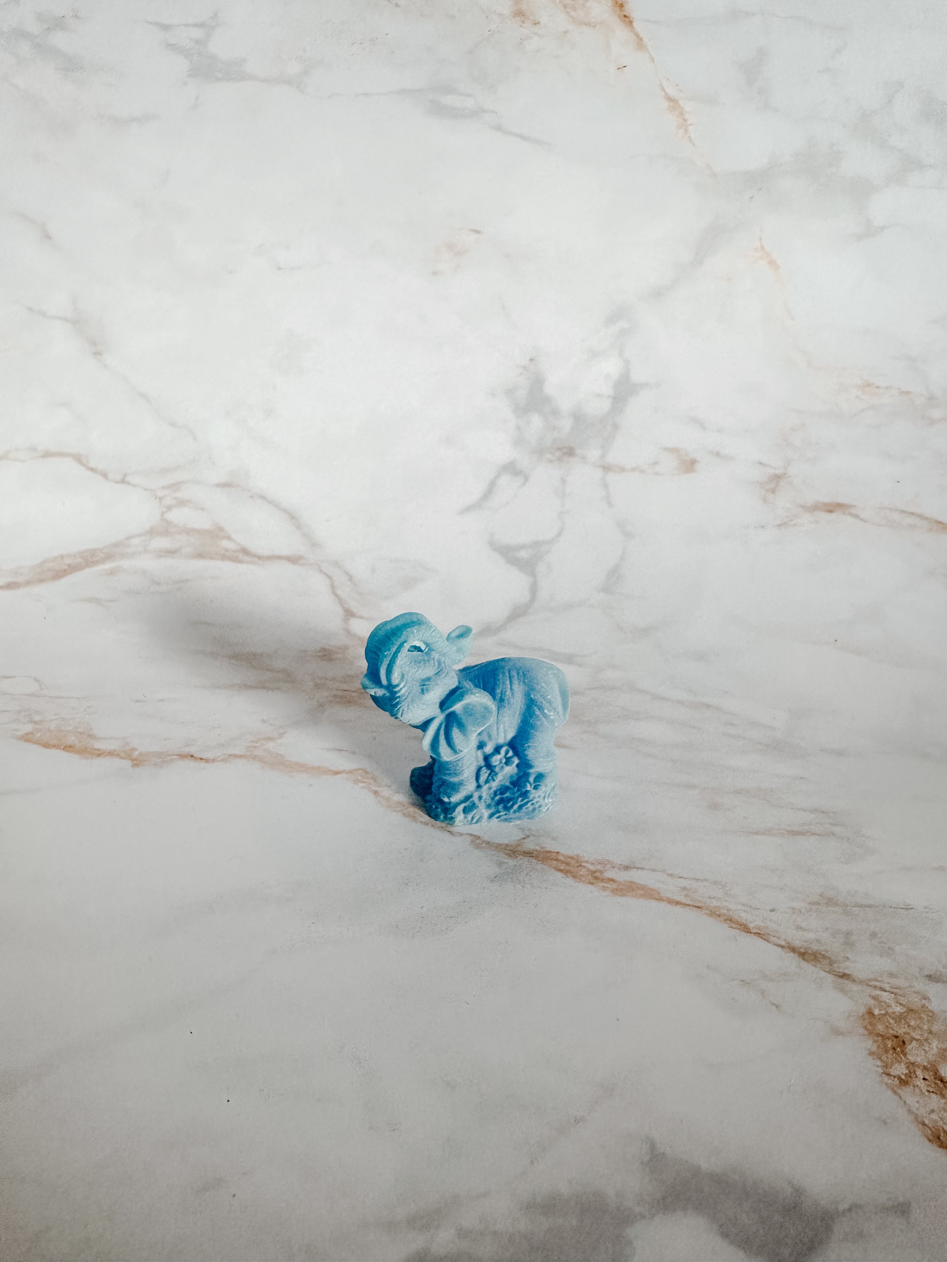 Petit Éléphant Bleu avec Fleurs | Harmonie et Fertilité