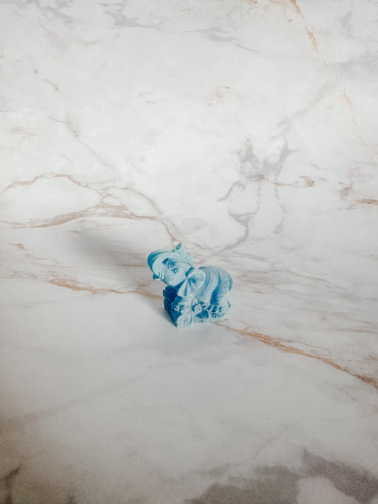 Petit Éléphant Bleu Couché | Sérénité et Confiance