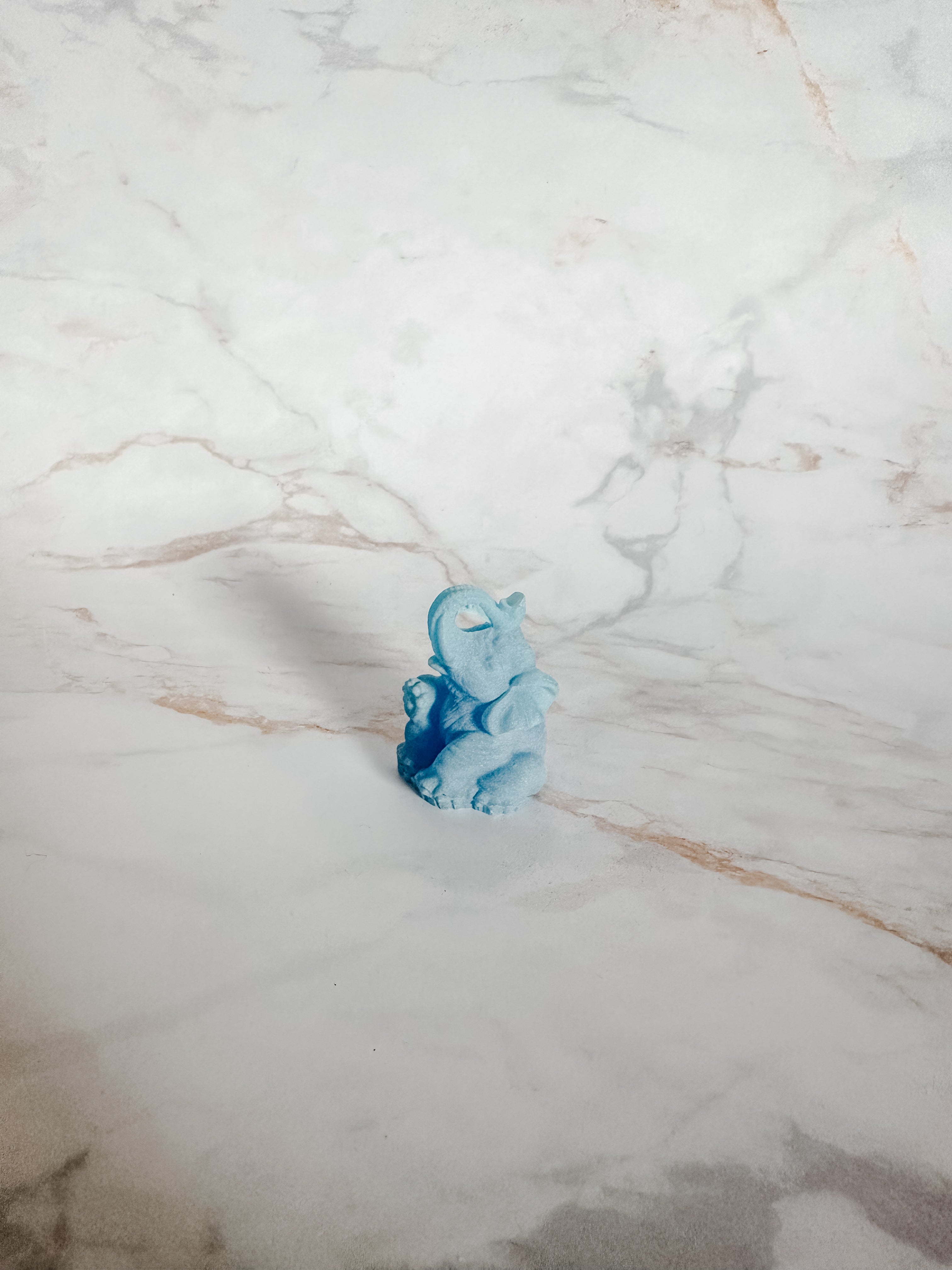 Petit Éléphant Bleu Assis | Stabilité et Chance