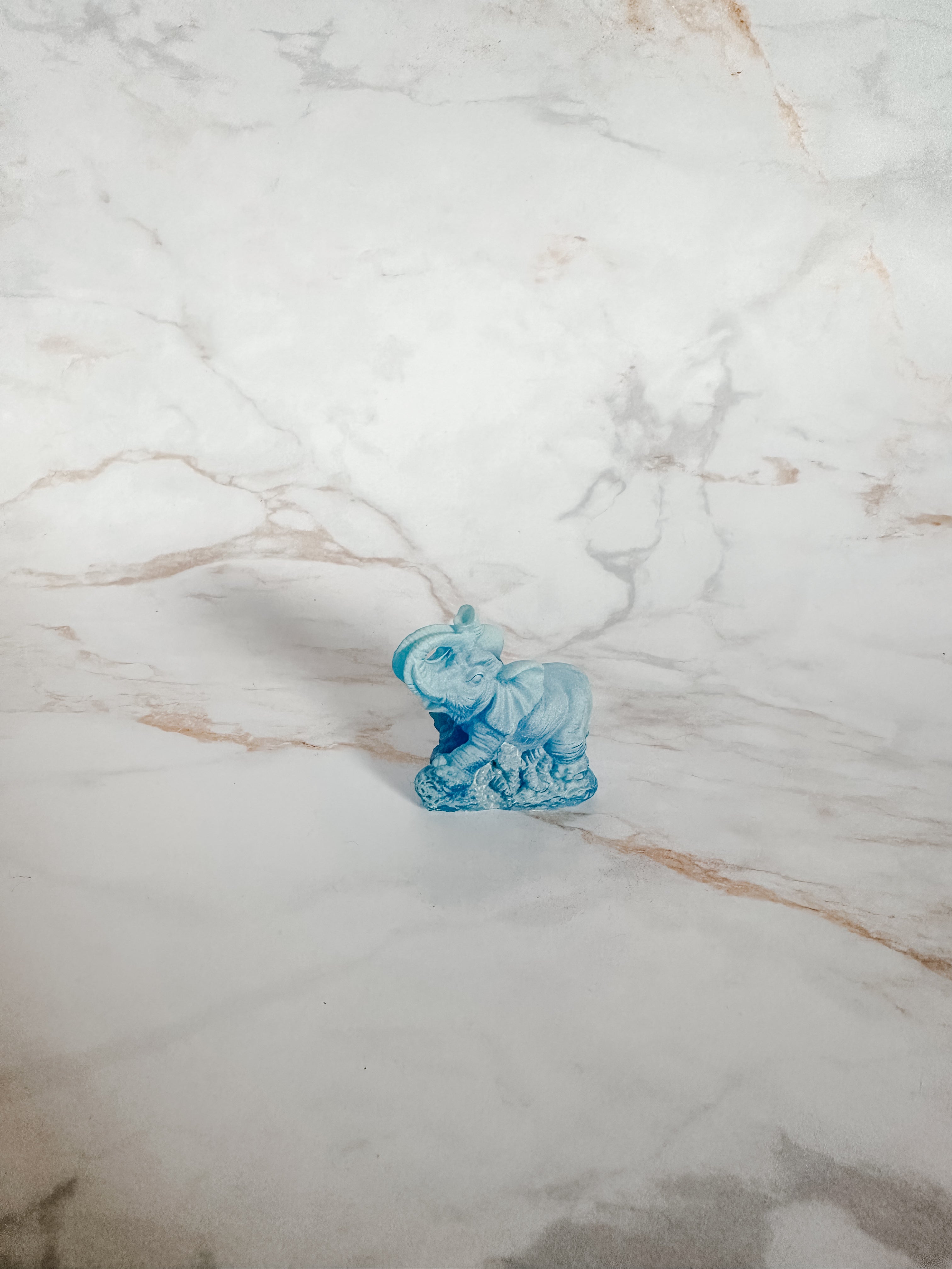 Petit Éléphant Bleu Debout | Force et Élévation