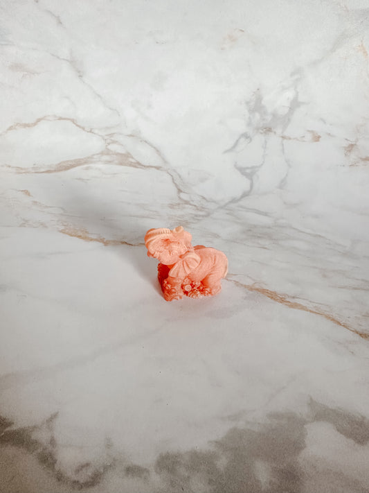 Petit Éléphant Rose Couché | Sérénité et Tendresse