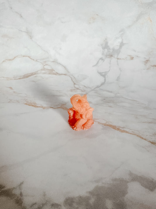 Petit Éléphant Rose Assis | Stabilité et Douceur
