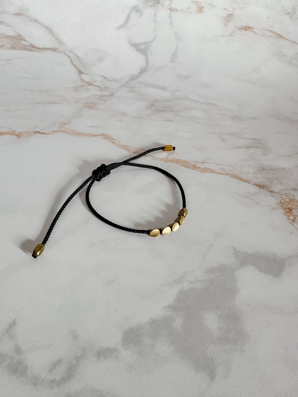 Bracelet Tibétain Noir & Doré – Élégance Minimaliste & Harmonie