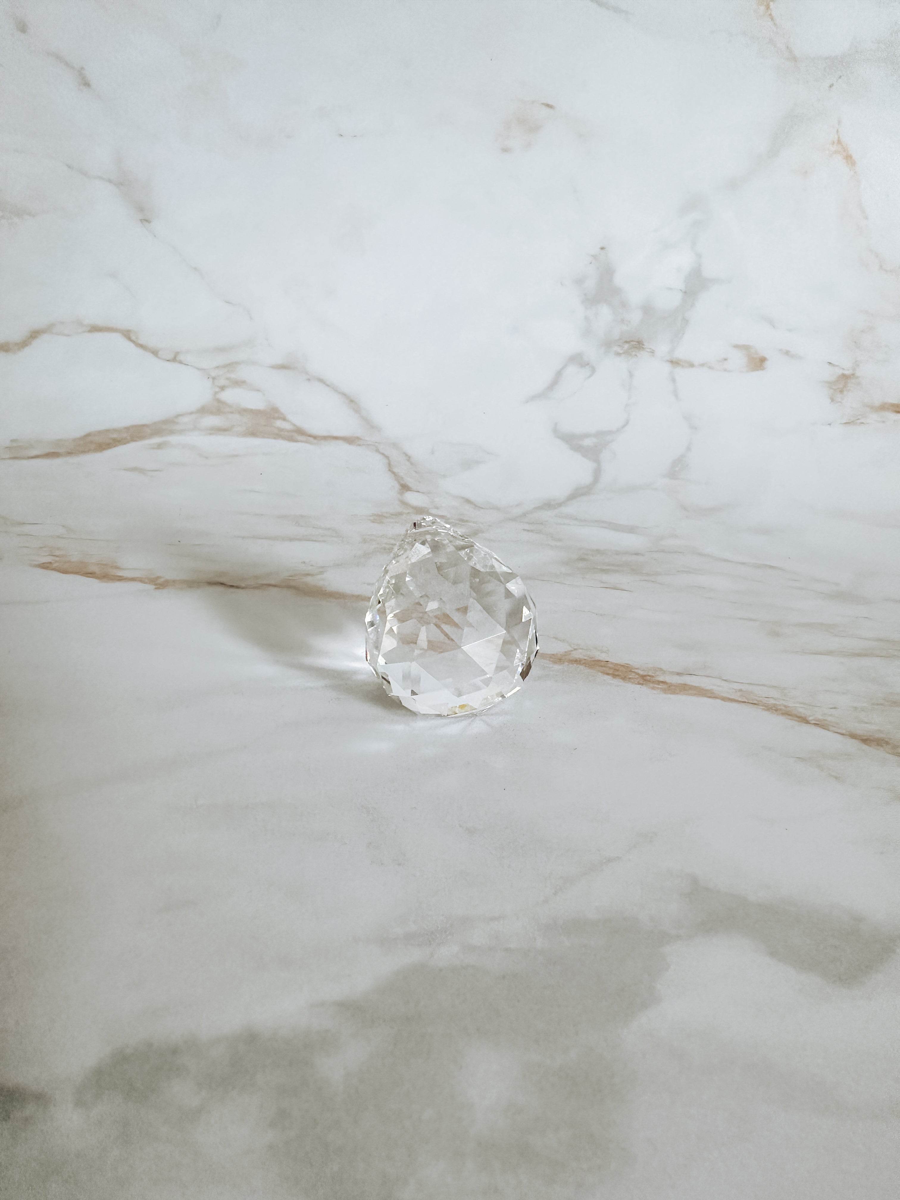 Boule de Cristal Multifacettes 30 mm | Équilibre et Éclat Feng Shui