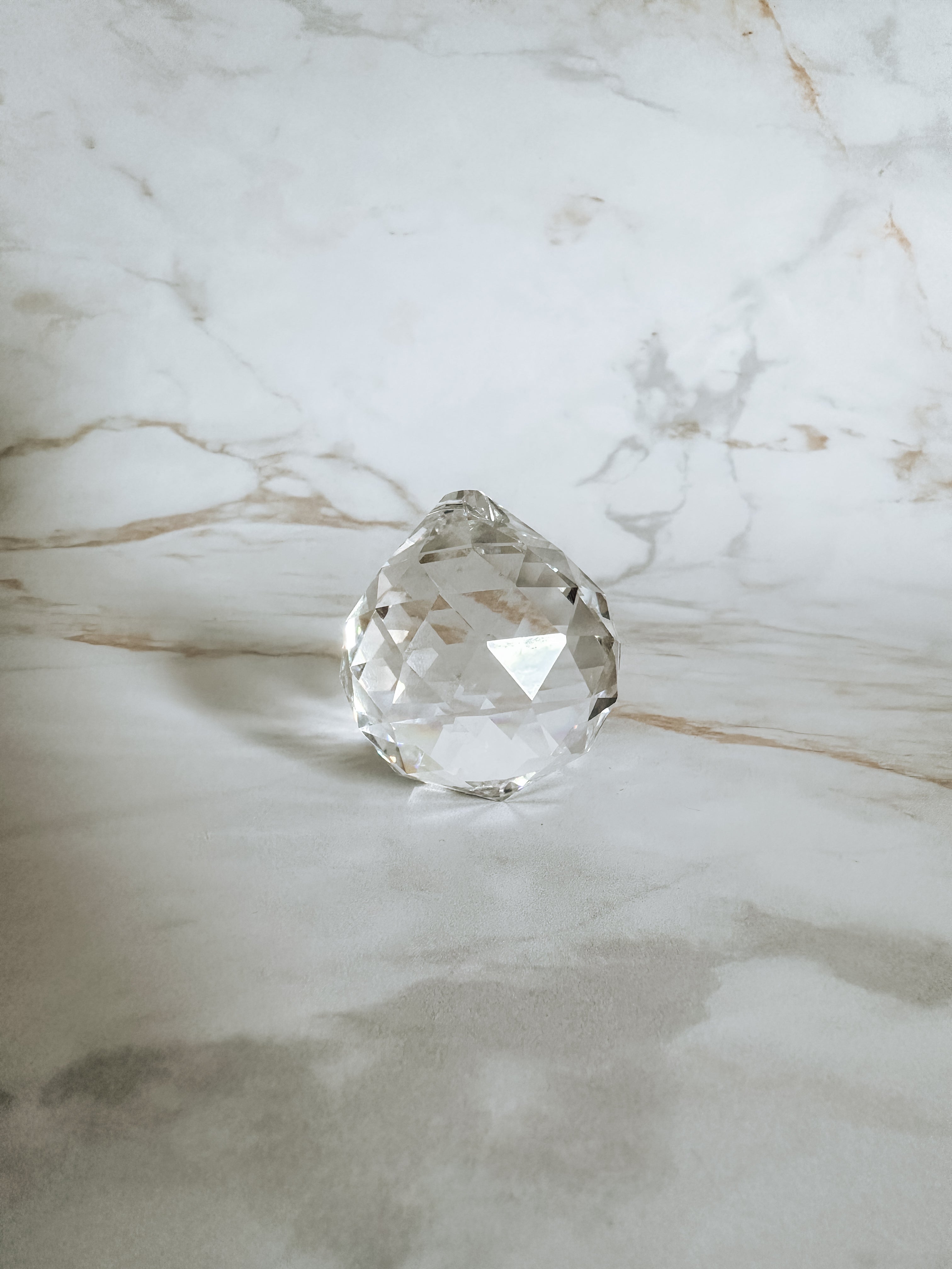 Boule de Cristal Multifacettes 40 mm | Harmonisation Énergétique et Décoration Feng Shui