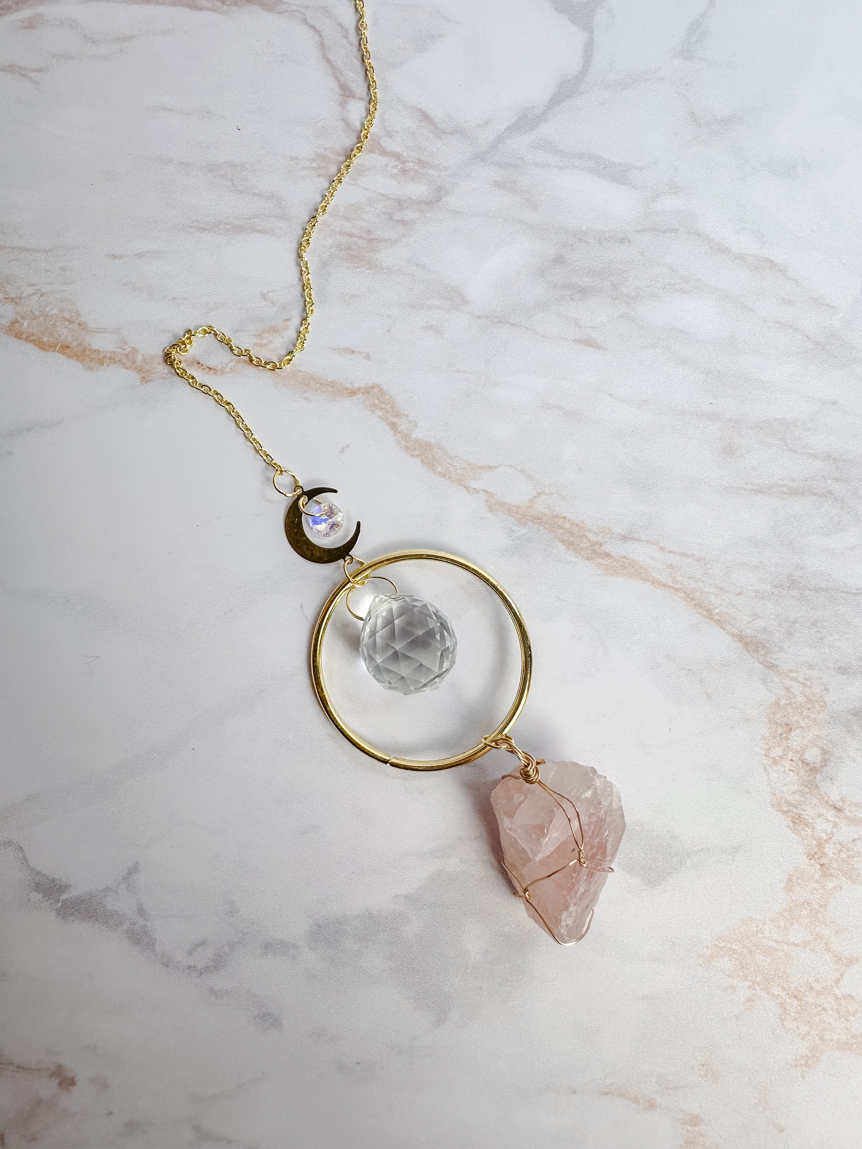 Attrape-soleil Lune & Quartz Rose Brut – Cristal Feng Shui
