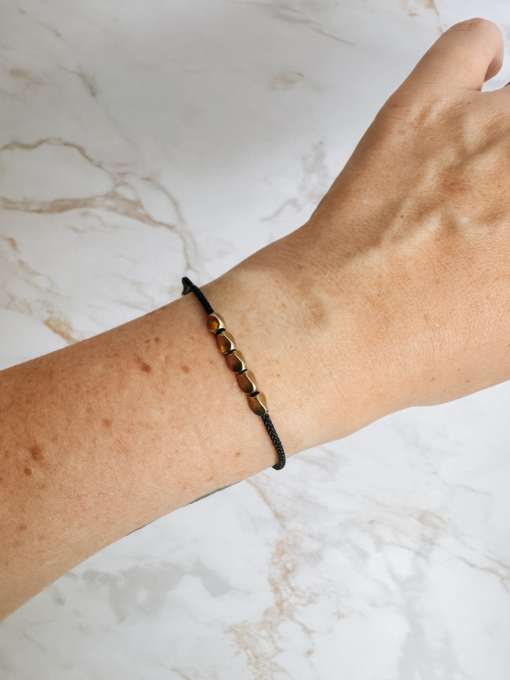 Bracelet Tibétain Noir & Doré – Élégance Minimaliste & Harmonie