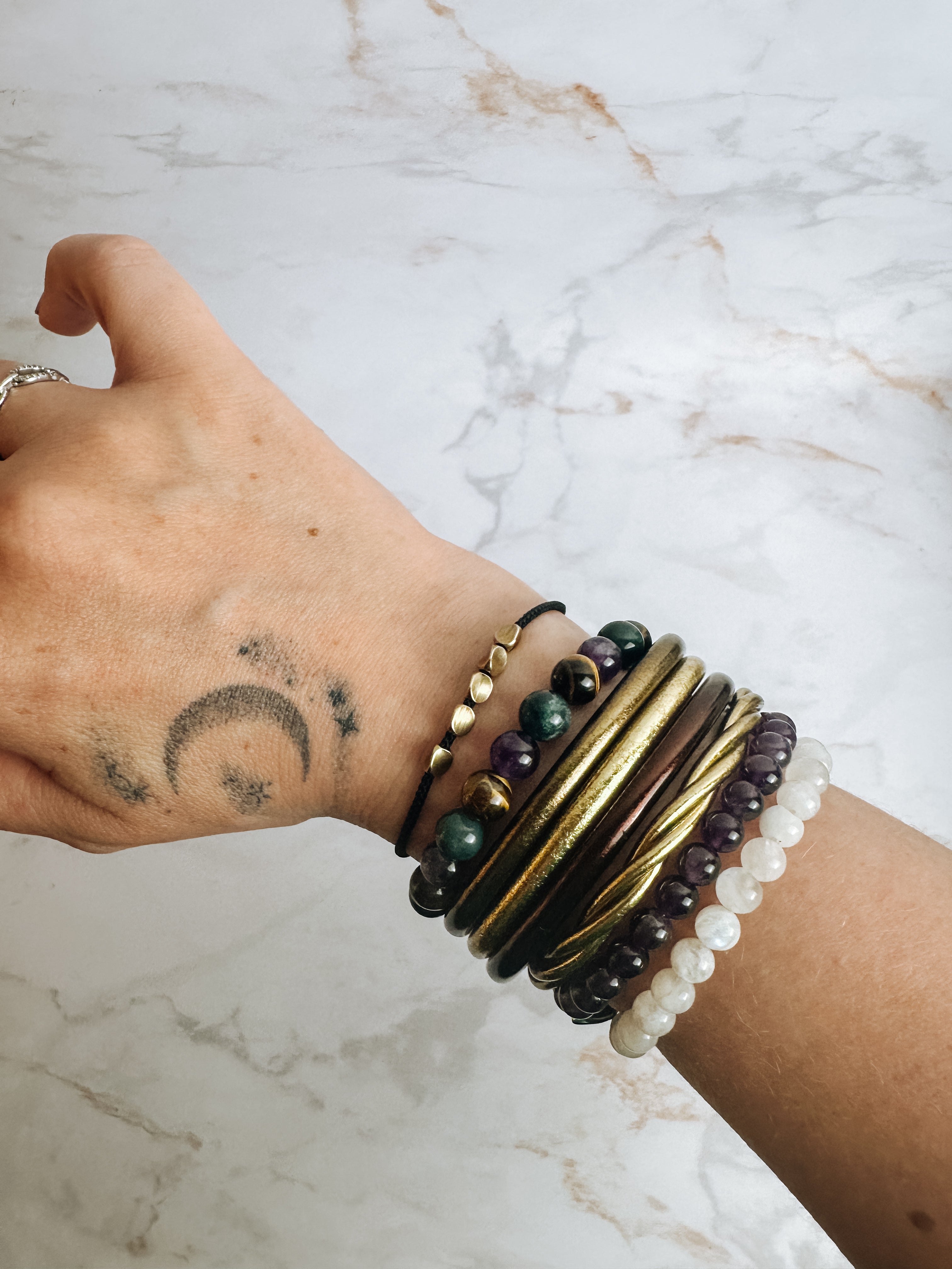 Bracelet Tibétain Noir & Doré – Élégance Minimaliste & Harmonie