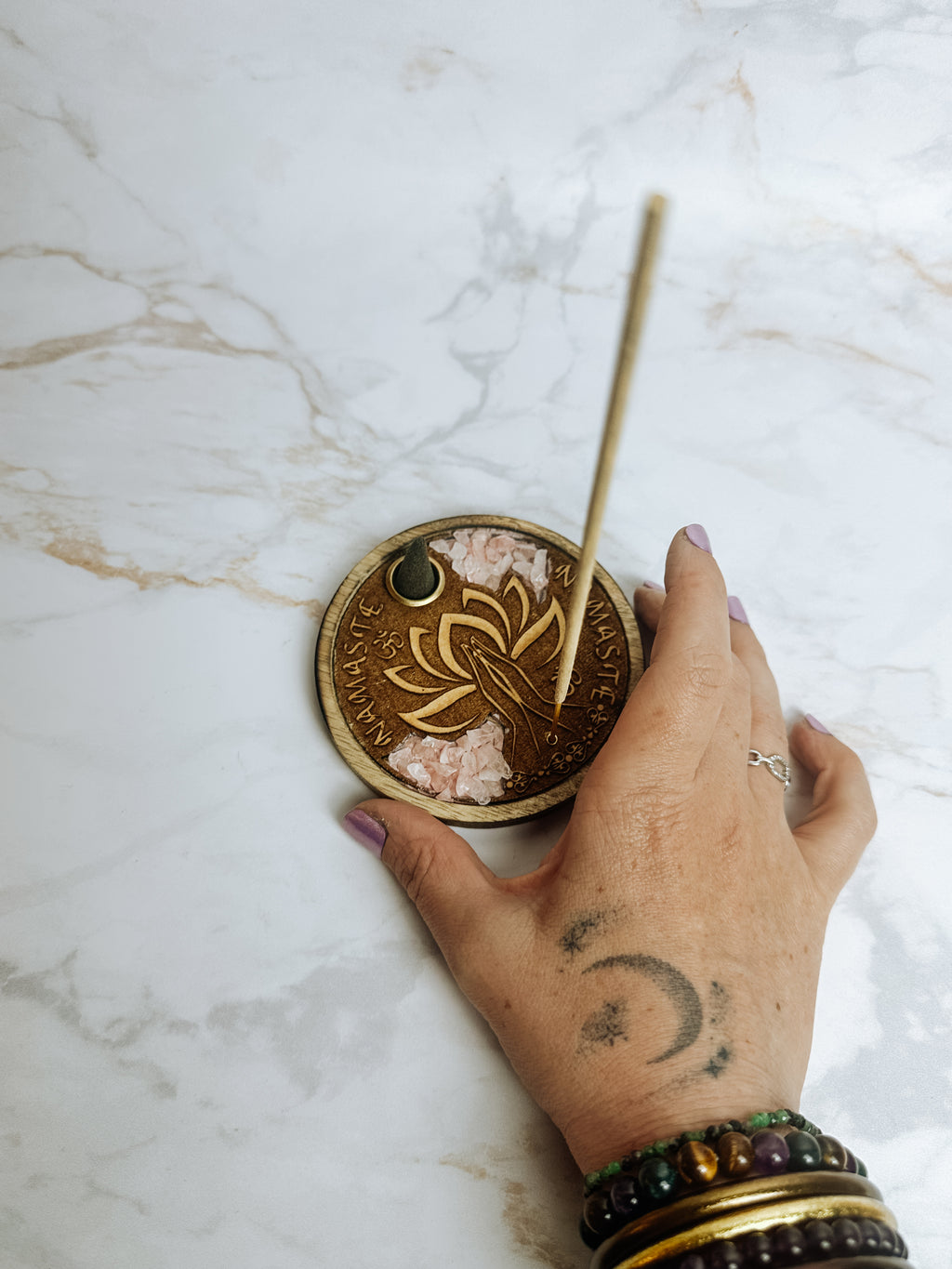 Porte-Encens Lotus & Quartz Rose – Bois Gravé | Bâtons & Cônes