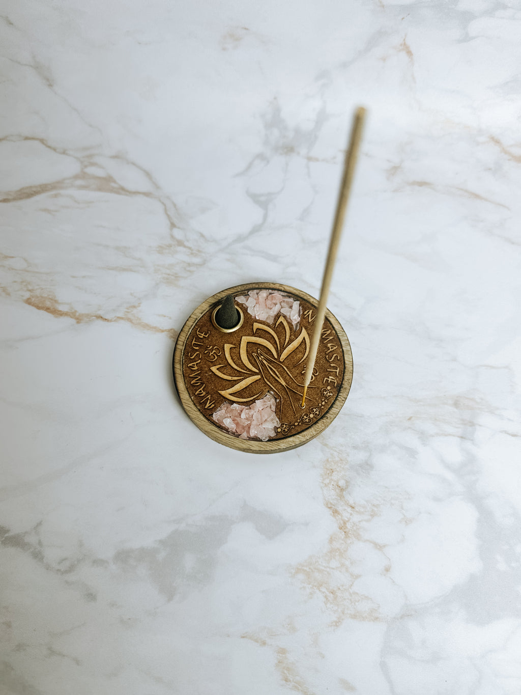 Porte-Encens Lotus & Quartz Rose – Bois Gravé | Bâtons & Cônes
