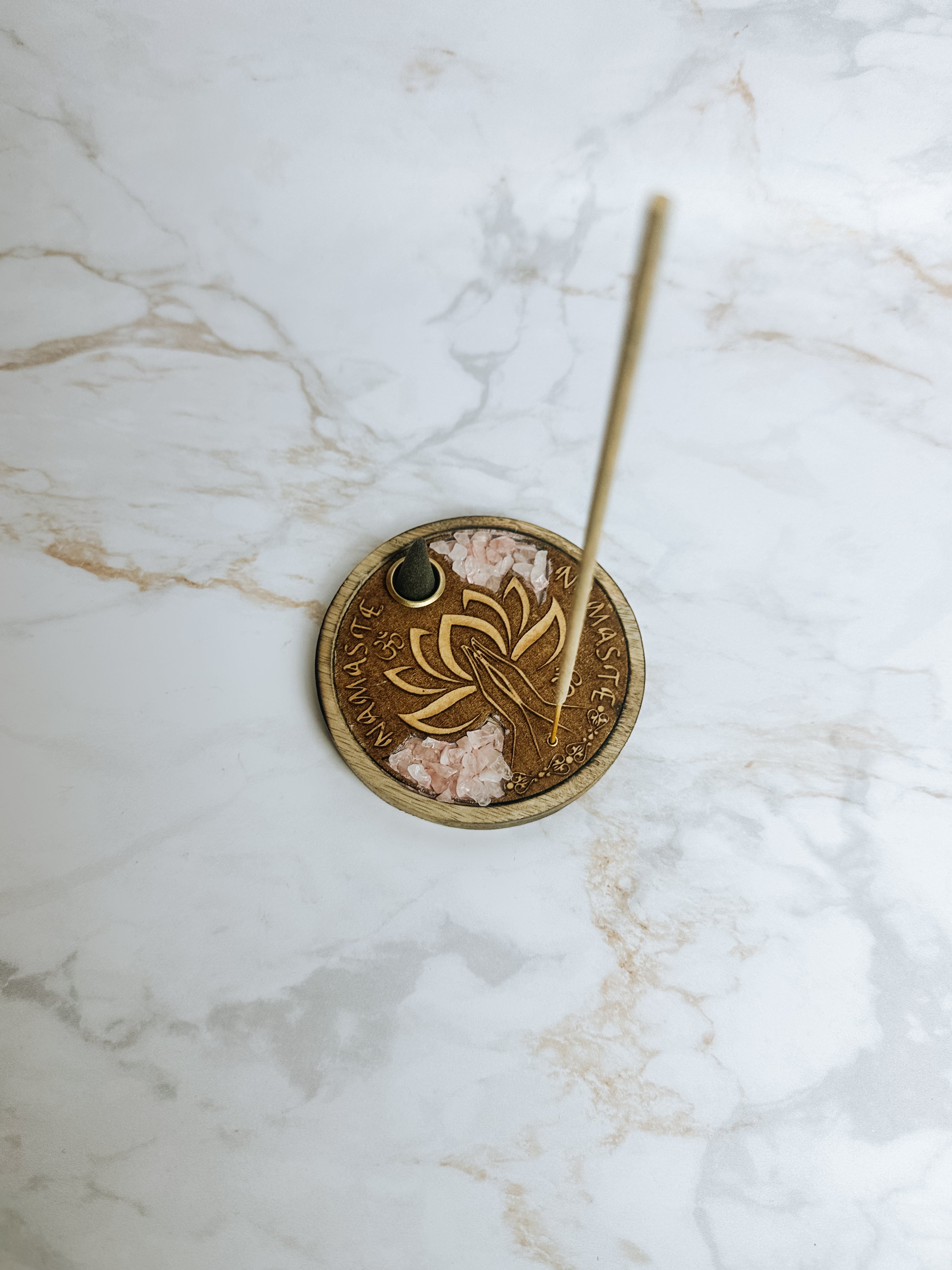 Porte-Encens Lotus & Quartz Rose – Bois Gravé | Bâtons & Cônes