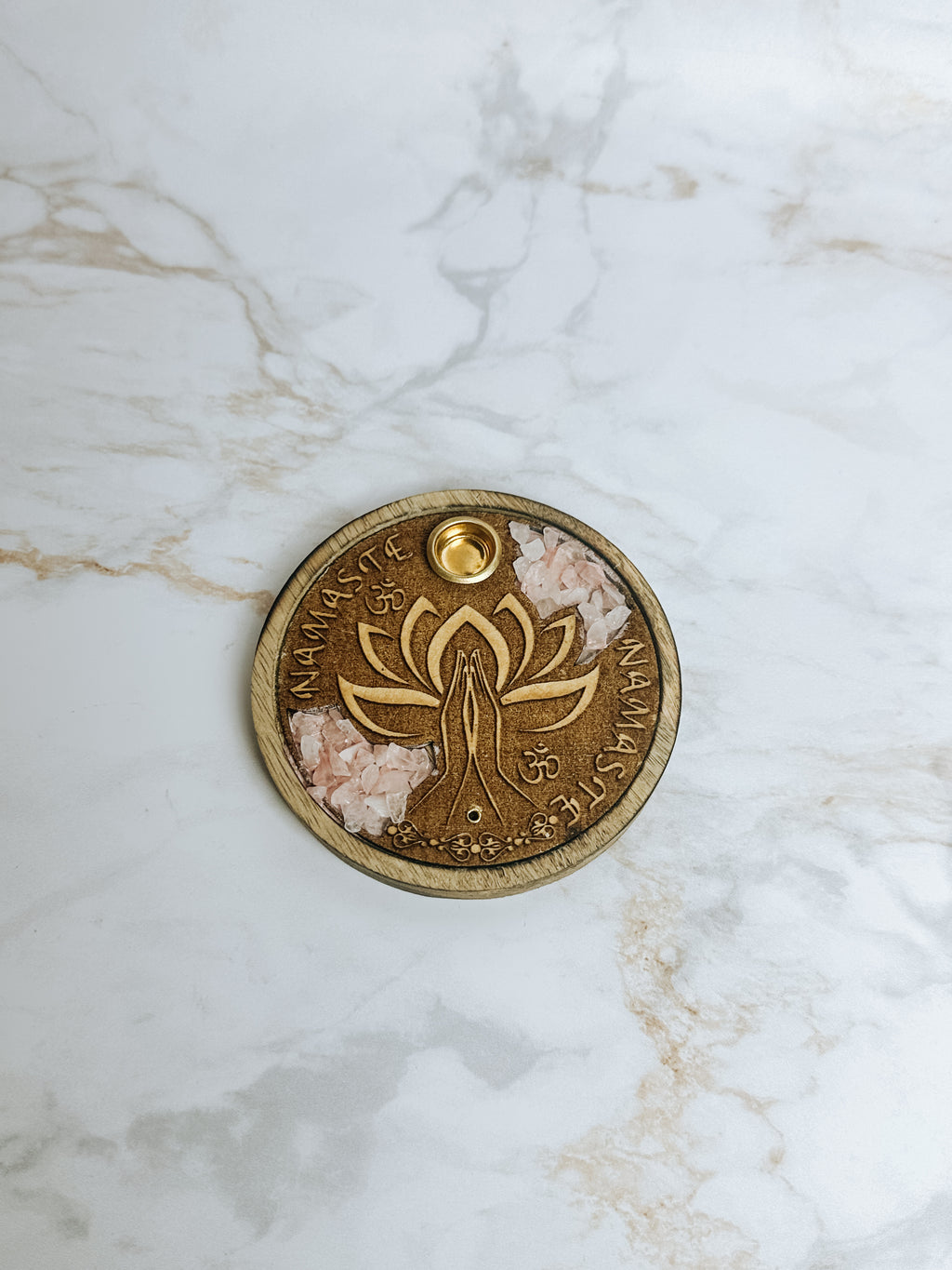Porte-Encens Lotus & Quartz Rose – Bois Gravé | Bâtons & Cônes