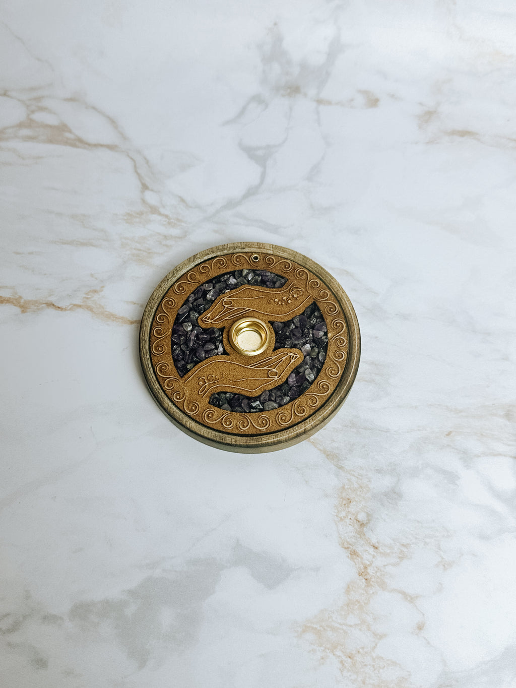 Porte-Encens Mains Spirituelles & Améthyste – Bois Gravé | Bâtons & Cônes