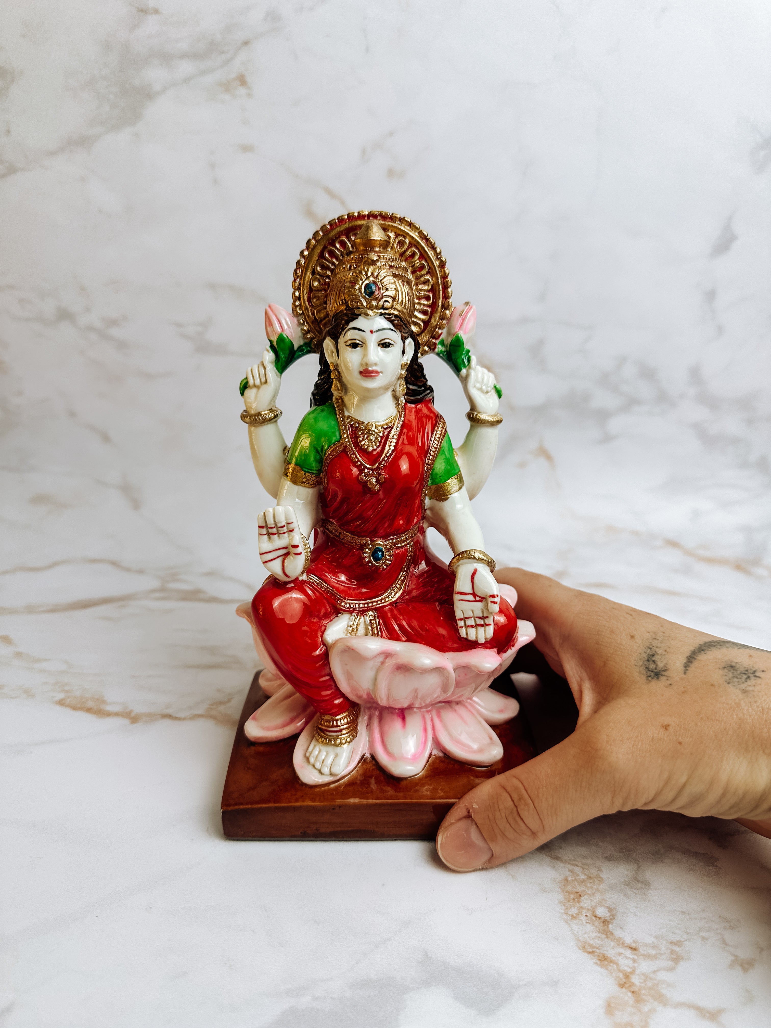 Statue Lakshmi sur Fleur de Lotus – Déesse de l’Abondance & de la Prospérité