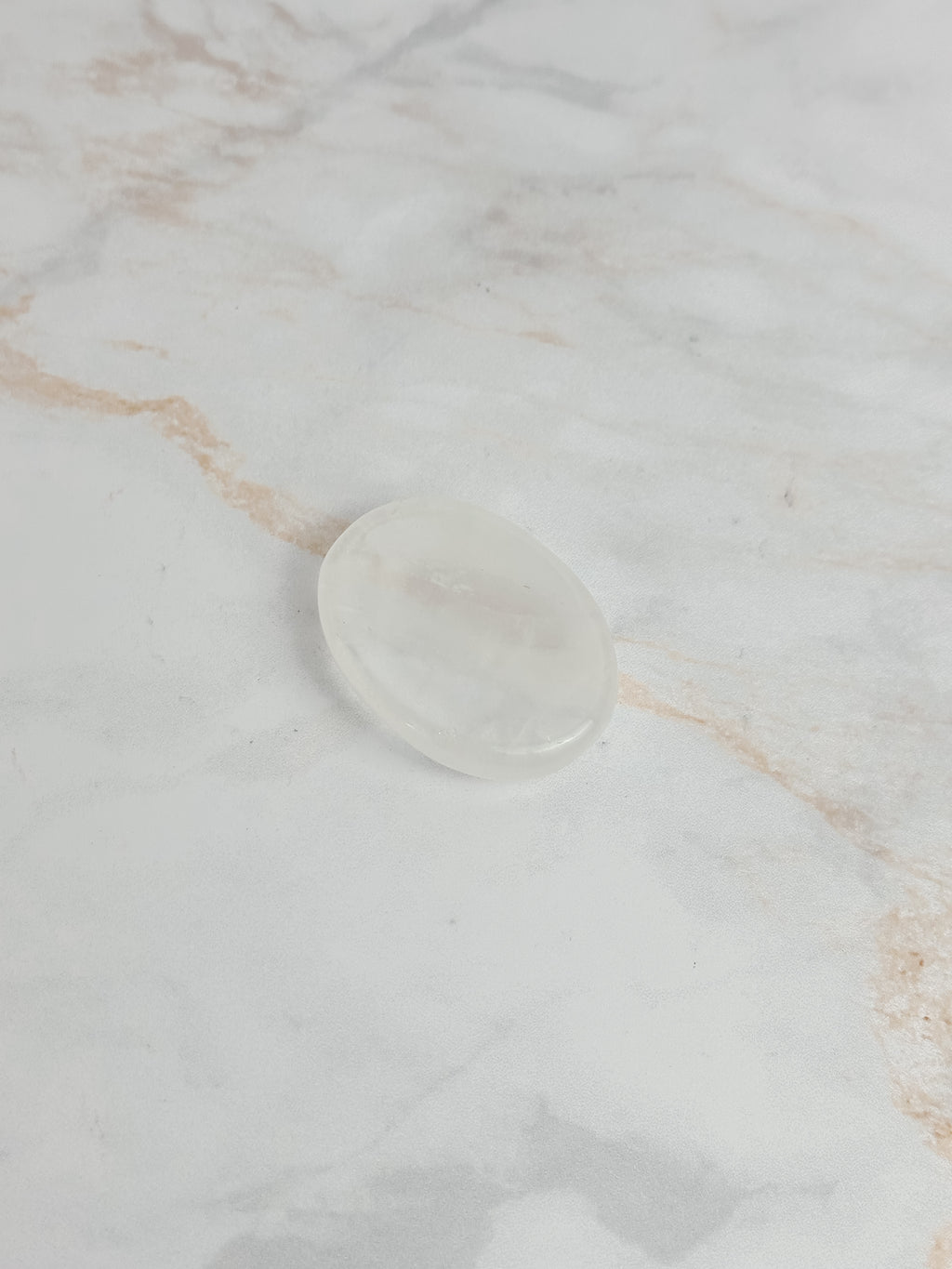 Pierre de Souci en Cristal de Roche – Galet Naturel de Clarté & Harmonie