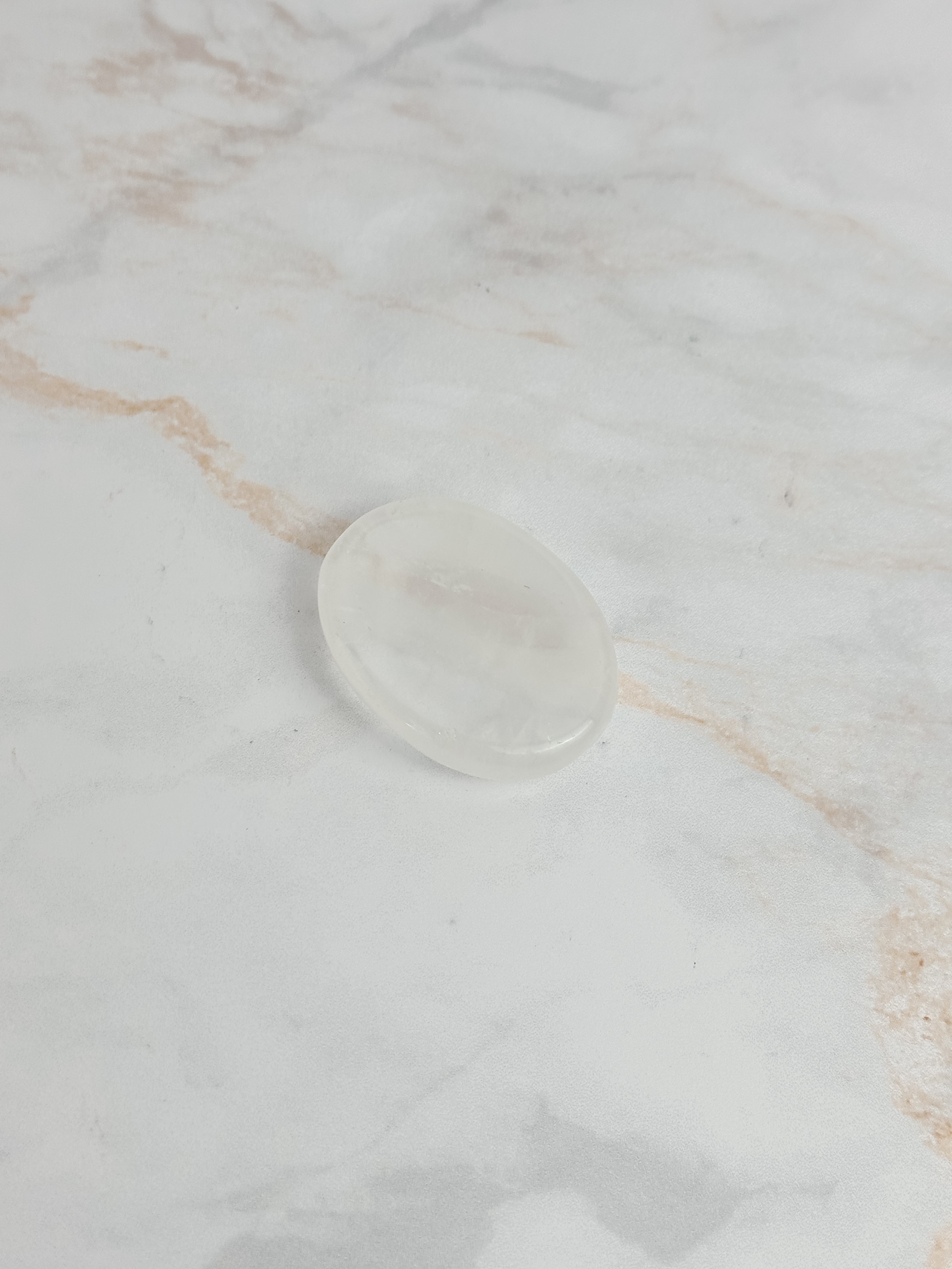 Pierre de Souci en Cristal de Roche – Galet Naturel de Clarté & Harmonie