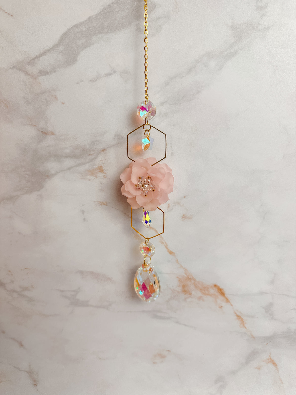 Attrape-soleil fleur rose poudré avec structure dorée et cristal goutte
