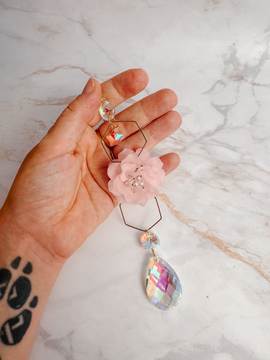 Détail d’un attrape-soleil fleur rose poudré avec cristal facetté