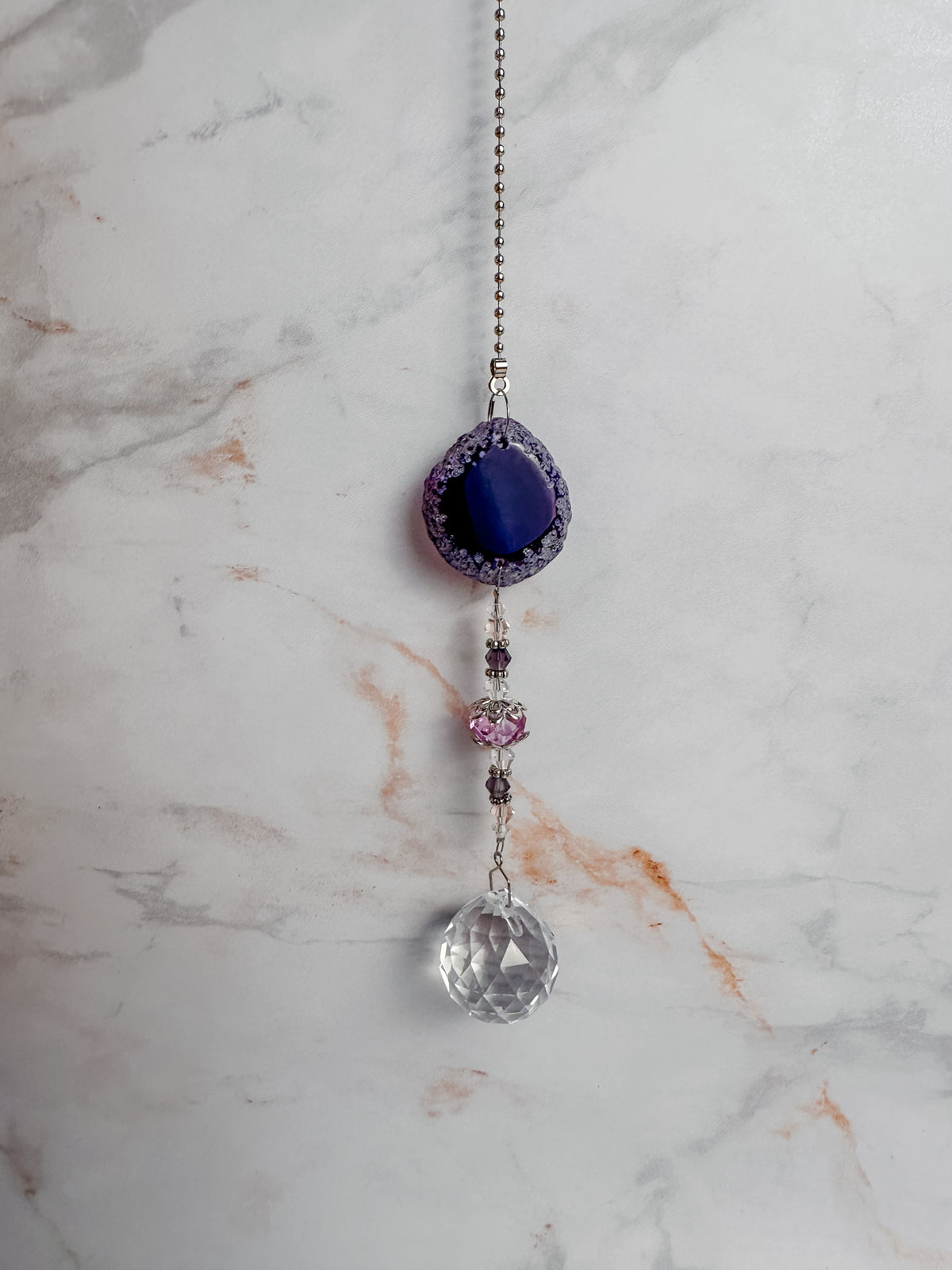 Attrape-soleil avec tranche d’agate violette et cristal facetté