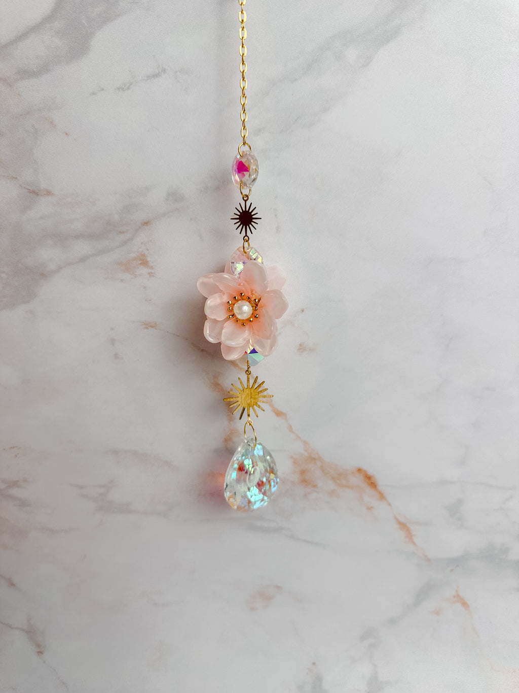 Attrape-soleil fleur rose avec soleils dorés et cristal goutte facetté