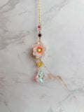 Attrape-soleil fleur rose avec soleils dorés et cristal goutte facetté