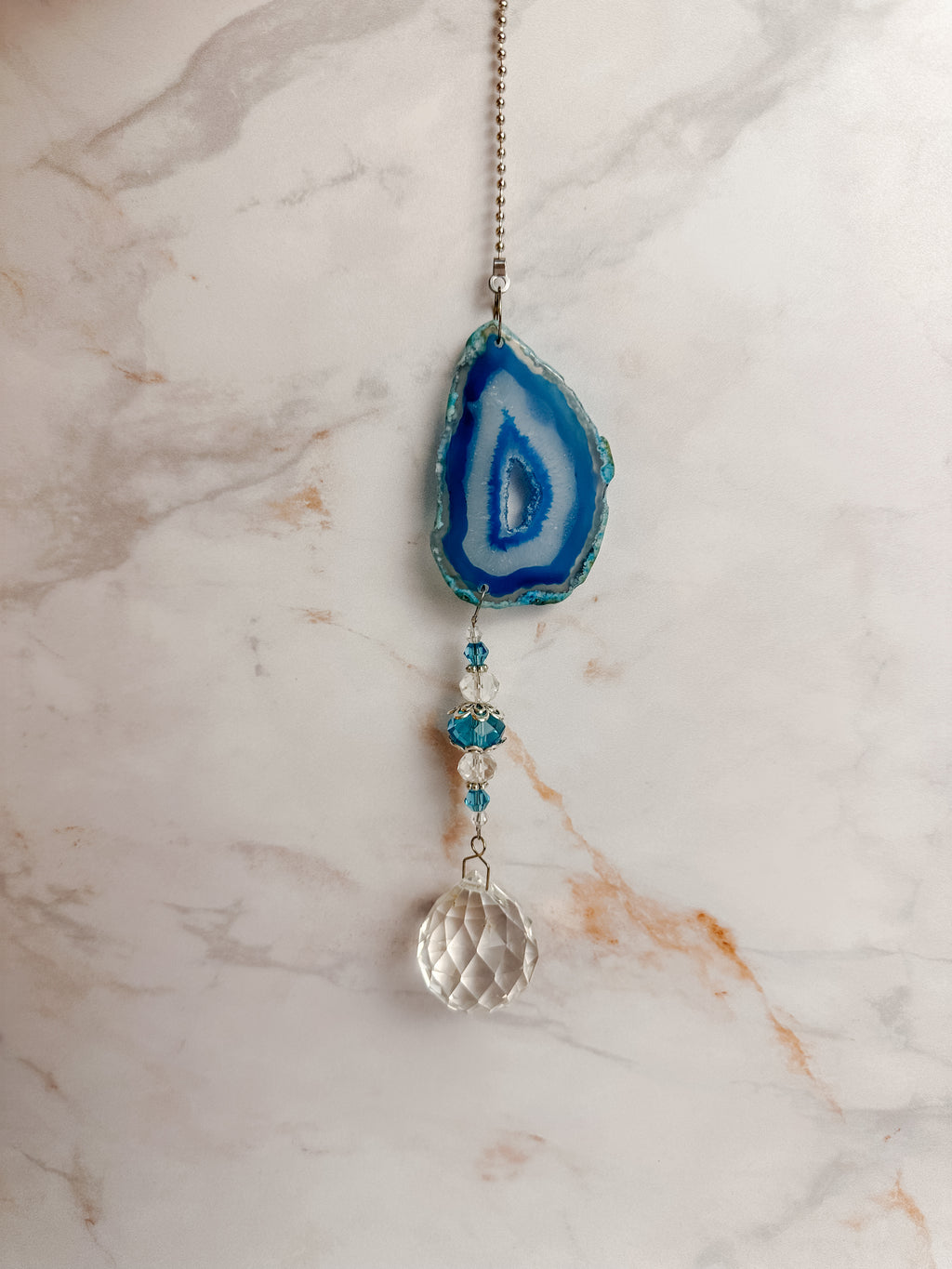 Attrape-soleil tranche d’agate bleue avec perles facettées et cristal suspendu