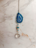 Attrape-soleil tranche d’agate bleue avec perles facettées et cristal suspendu