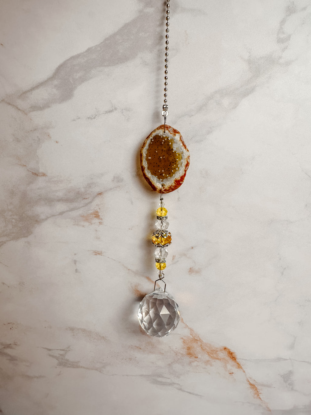 Attrape-soleil avec tranche d’agate miel, perles facettées et grande boule en cristal