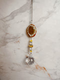 Attrape-soleil avec tranche d’agate miel, perles facettées et grande boule en cristal