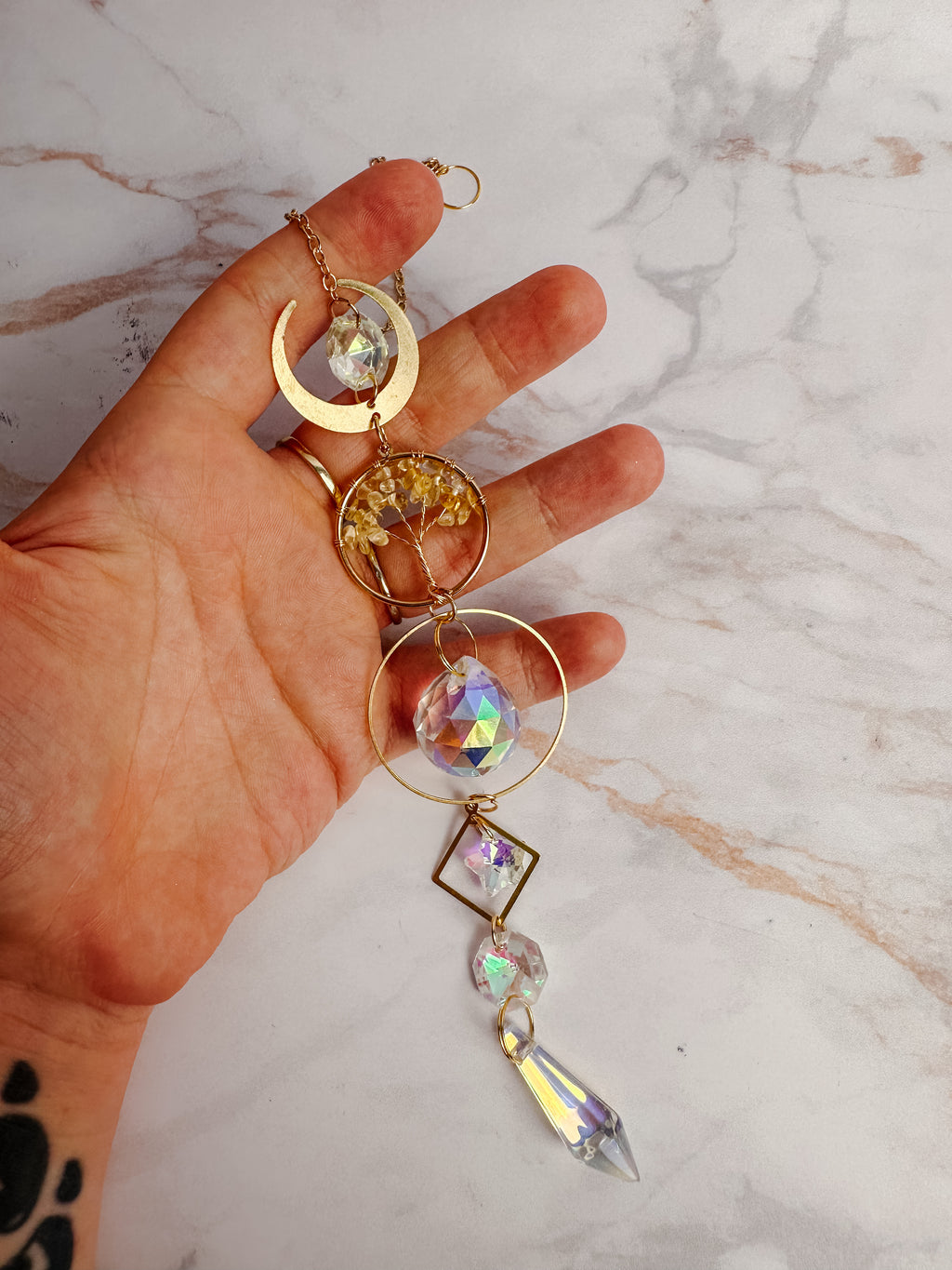 Détail attrape-soleil arbre de vie en citrine avec lune dorée et cristal facetté