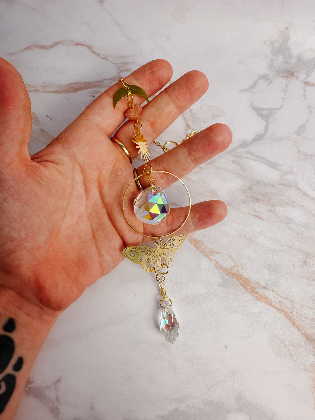 Attrape-soleil Papillon doré, lune & quartz rose