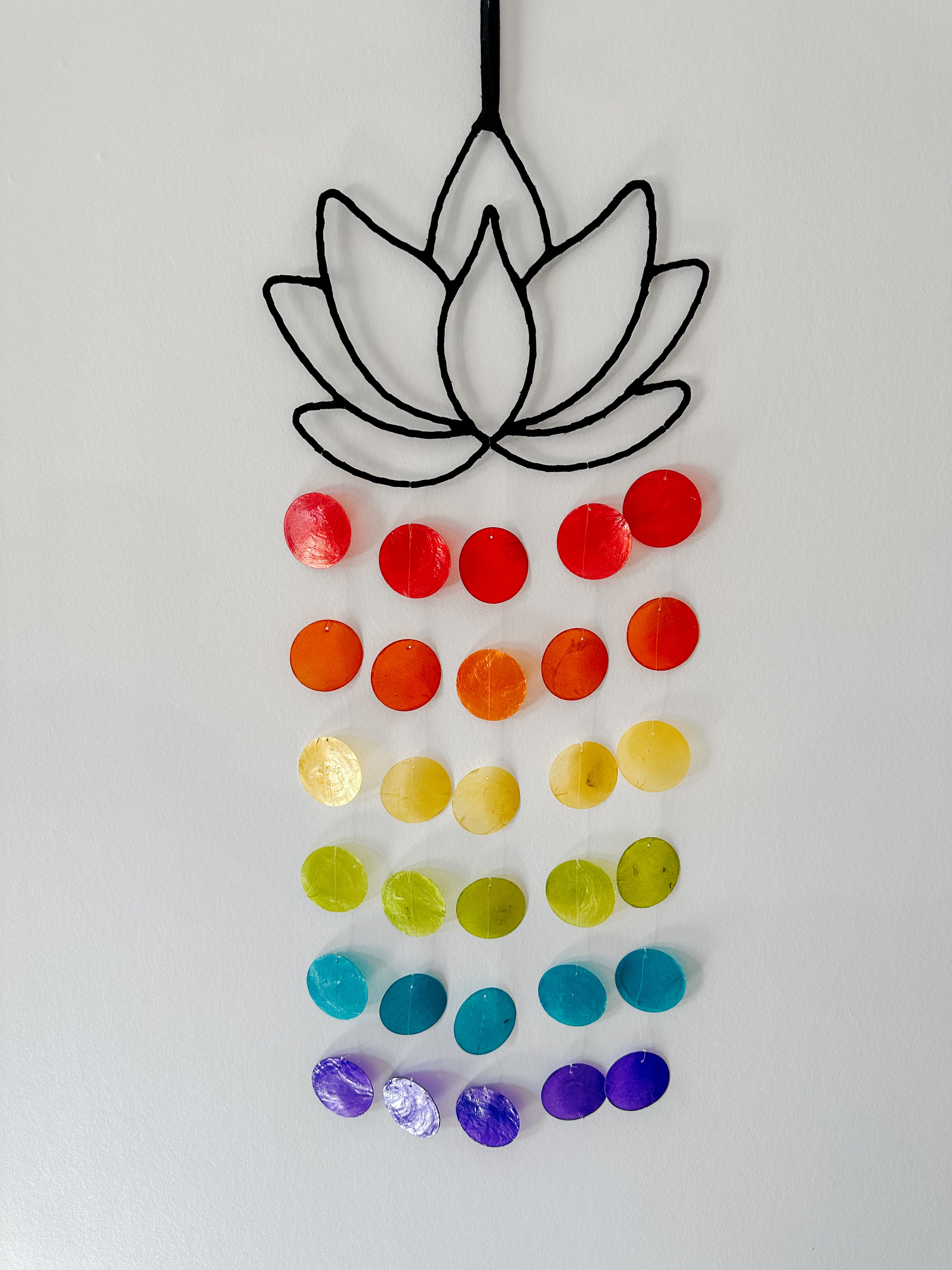 Carillon Feng Shui avec Fleur de Lotus Noire et Disques de Coquillages Arc-en-Ciel