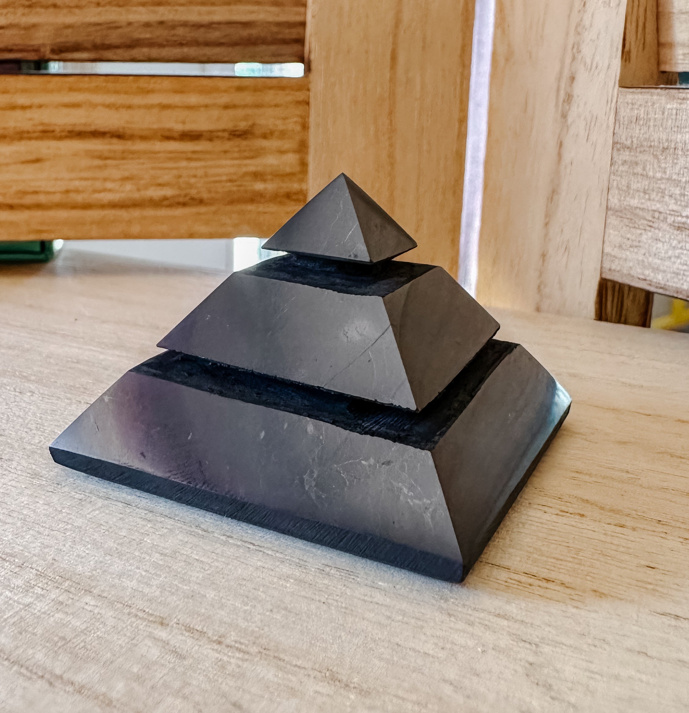 Pyramide de Shungite 5x5 cm - Protection Électromagnétique et Équilibre