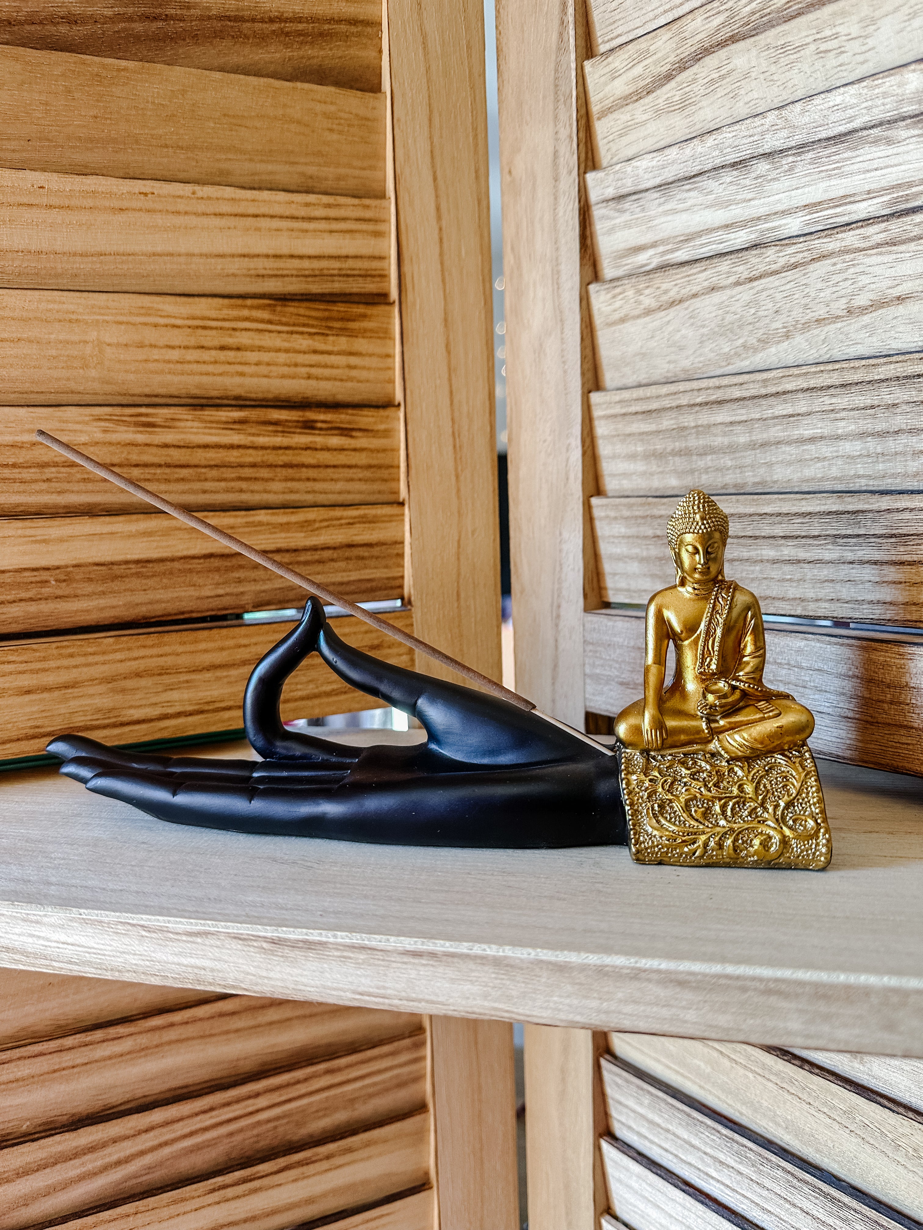 Porte-encens en Polyrésine - Main Mudra avec Bouddha