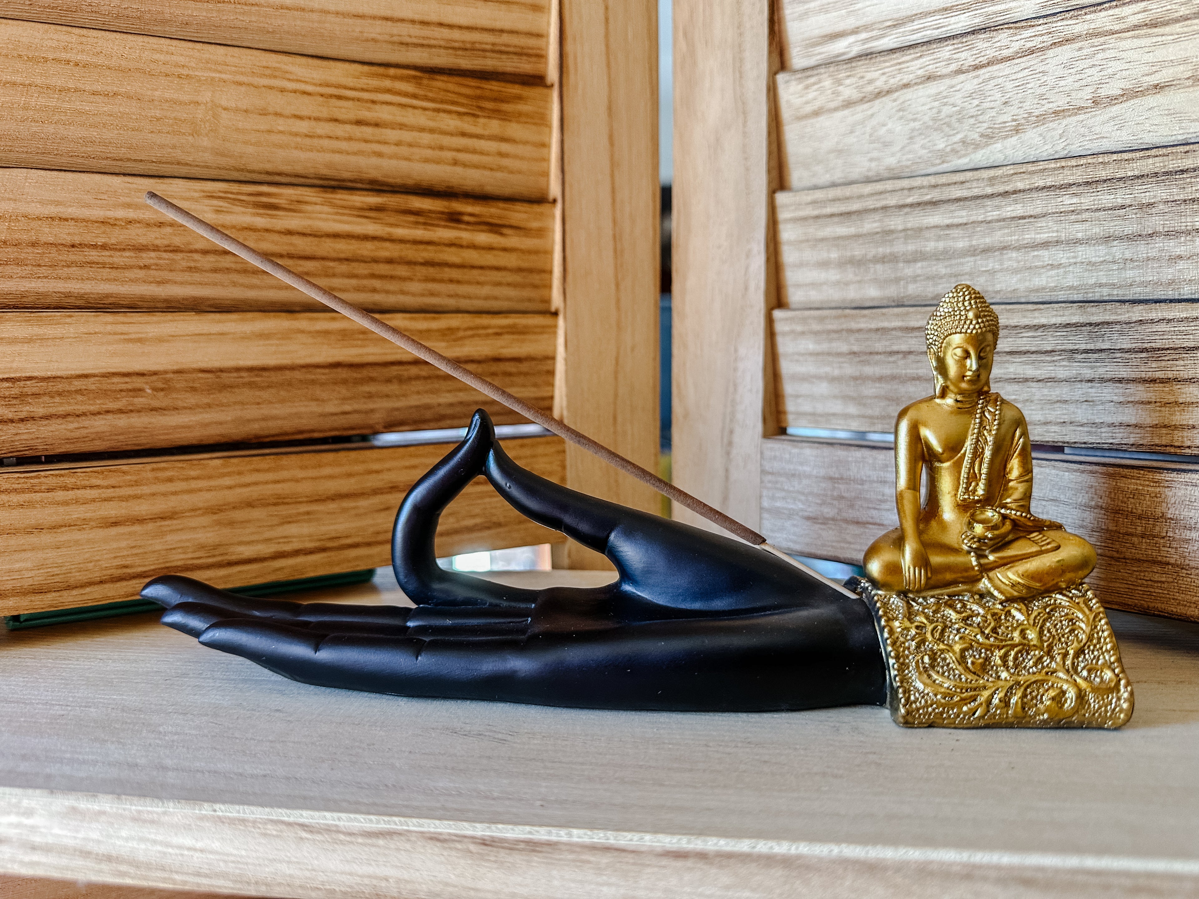Porte-encens en Polyrésine - Main Mudra avec Bouddha