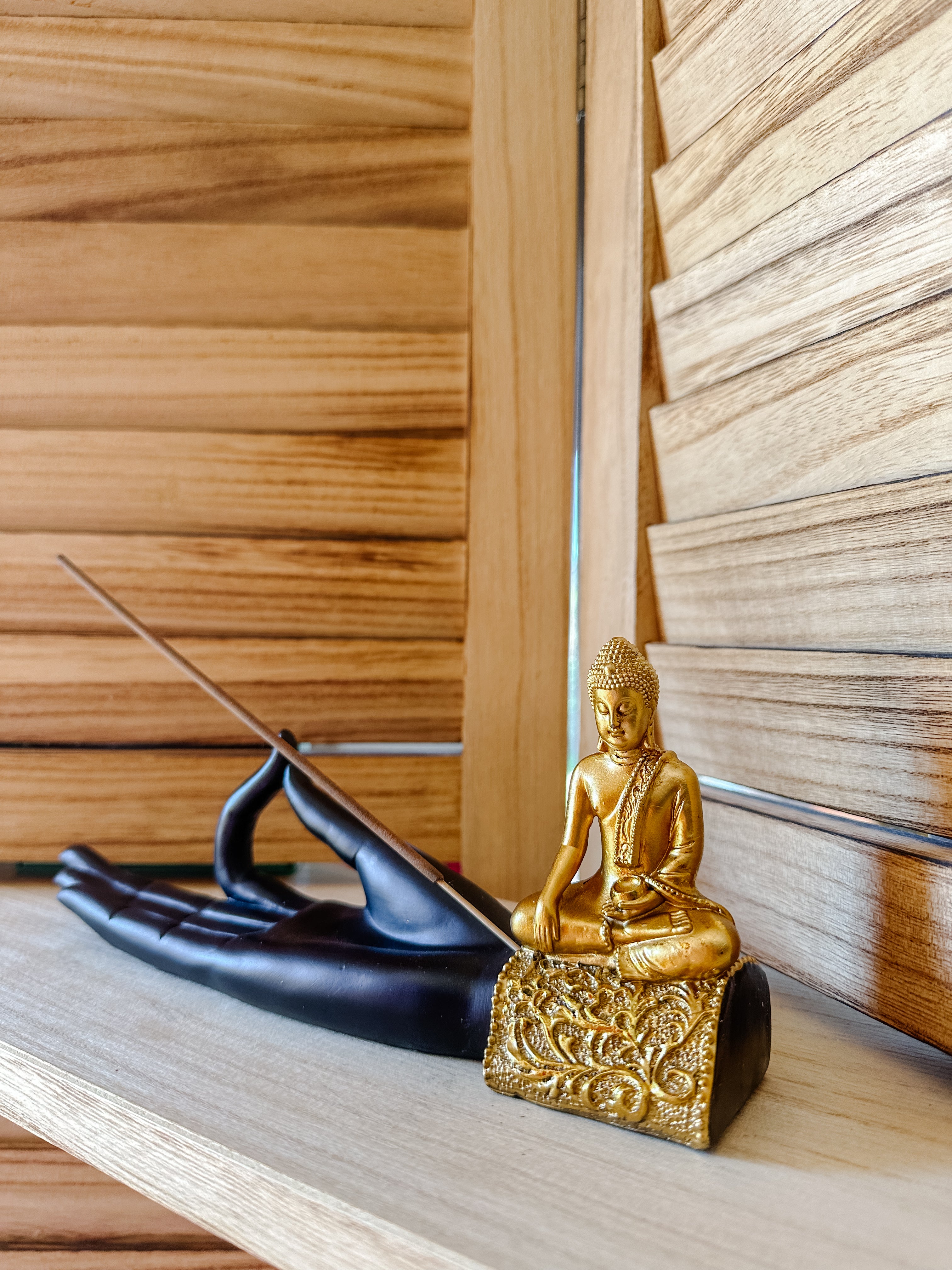 Porte-encens en Polyrésine - Main Mudra avec Bouddha