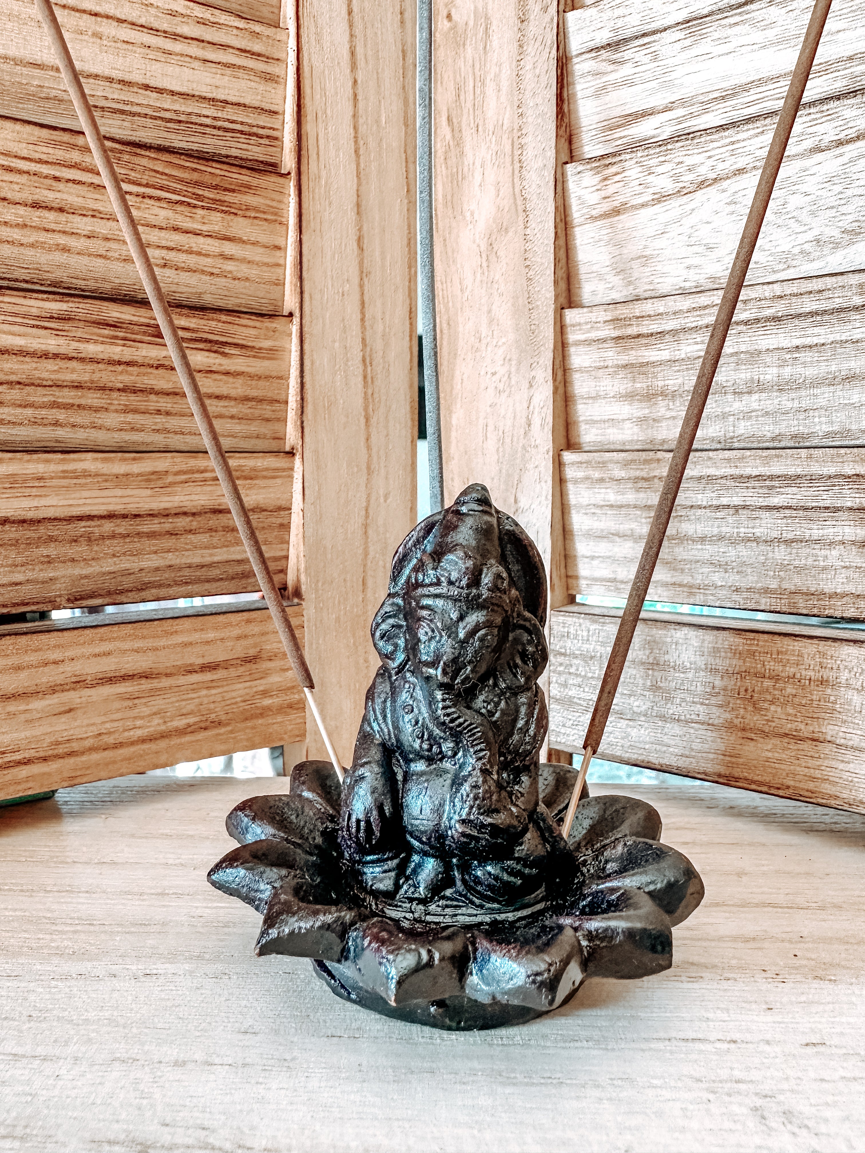 Porte-encens en Argile Ganesh sur Lotus (Fait main)