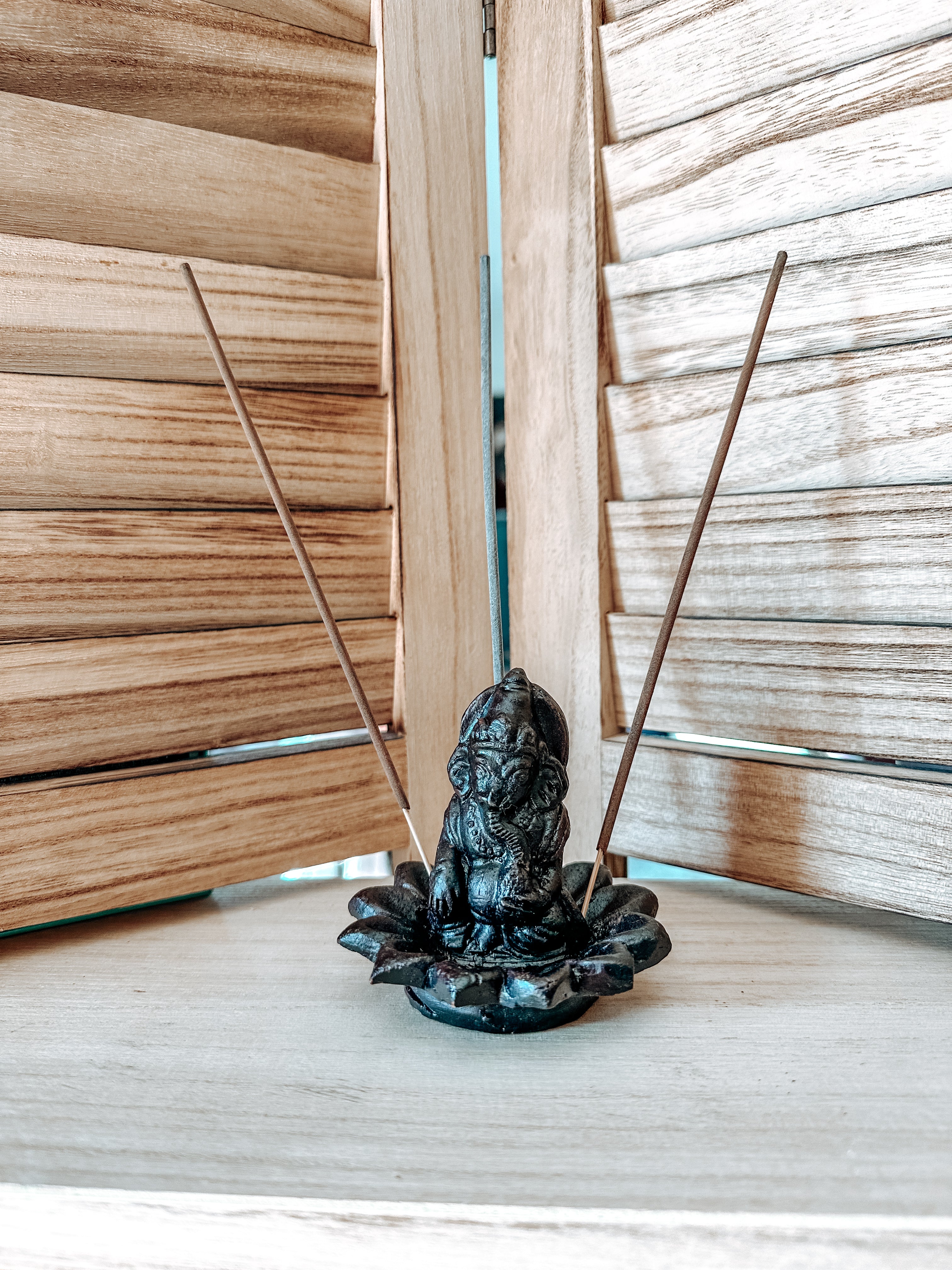 Porte-encens en Argile Ganesh sur Lotus (Fait main)